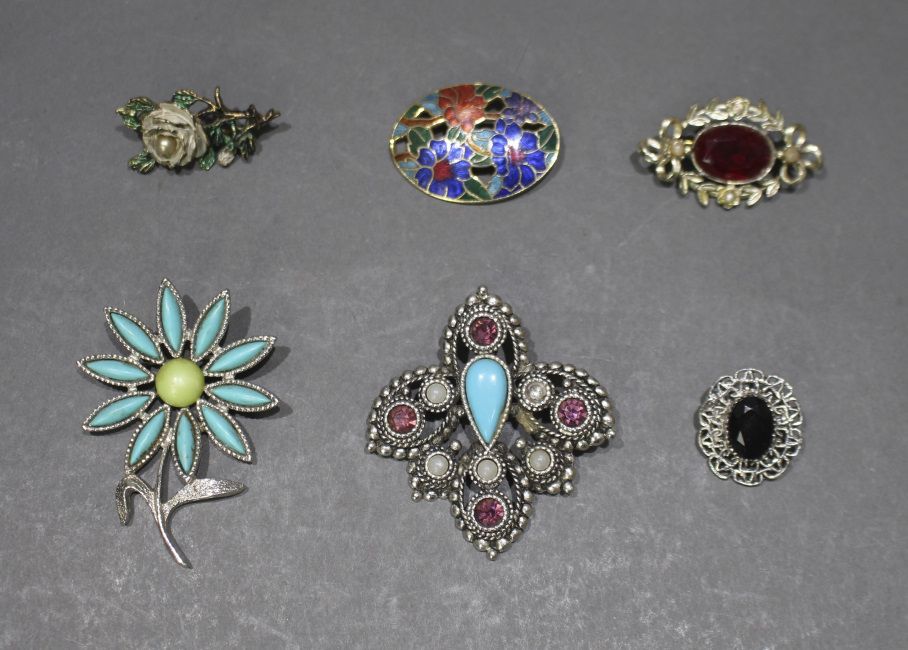 Collection of 6 Brooches - Image 2 of 2