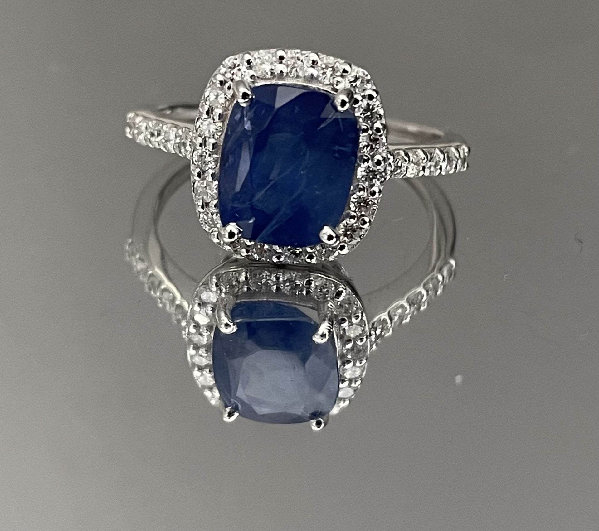 Beautiful Natural Ceylon Blue Sapphire With Natural Diamonds And 18k White Gold