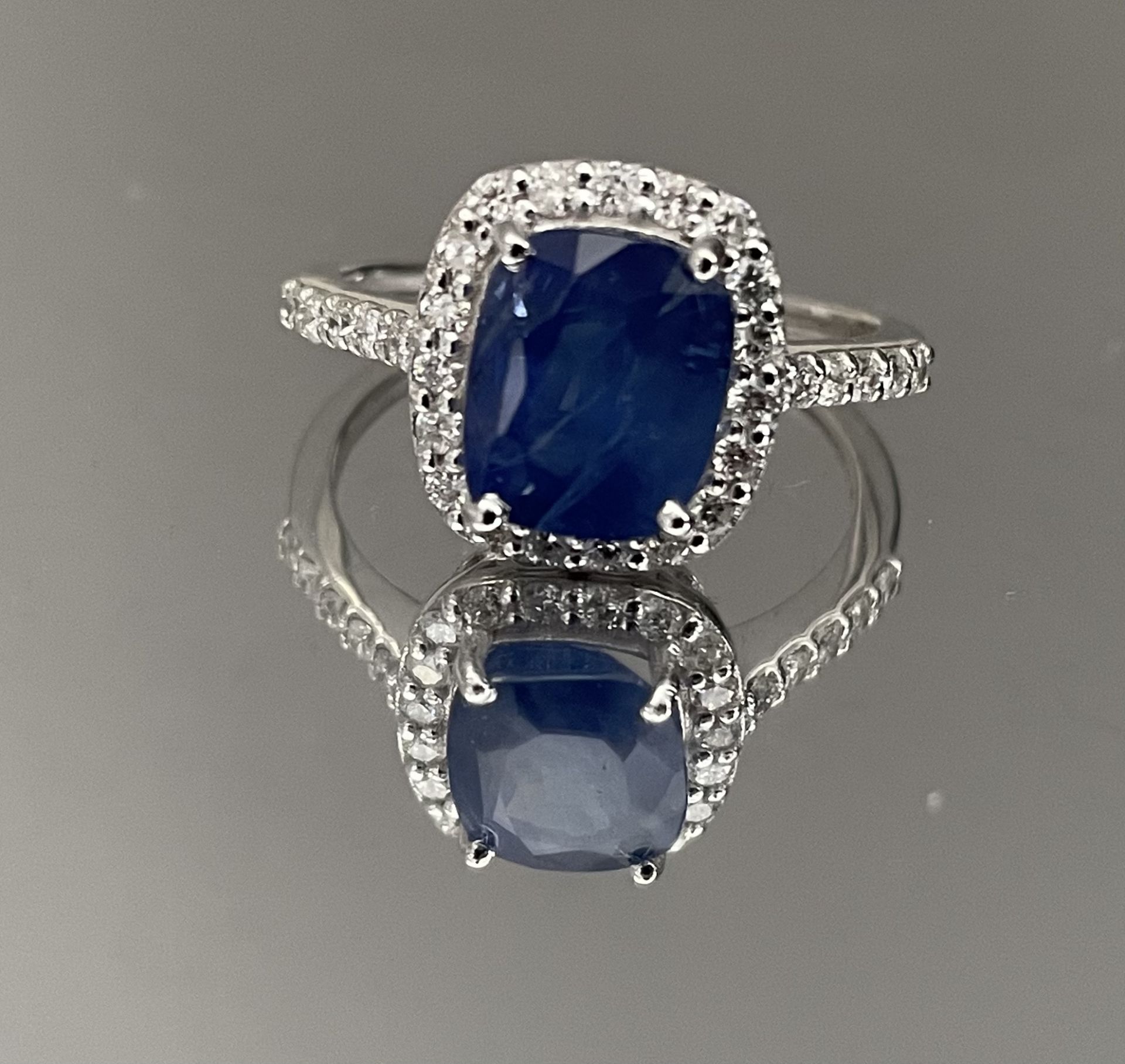 Beautiful Natural Ceylon Blue Sapphire With Natural Diamonds And 18k White Gold - Image 2 of 6