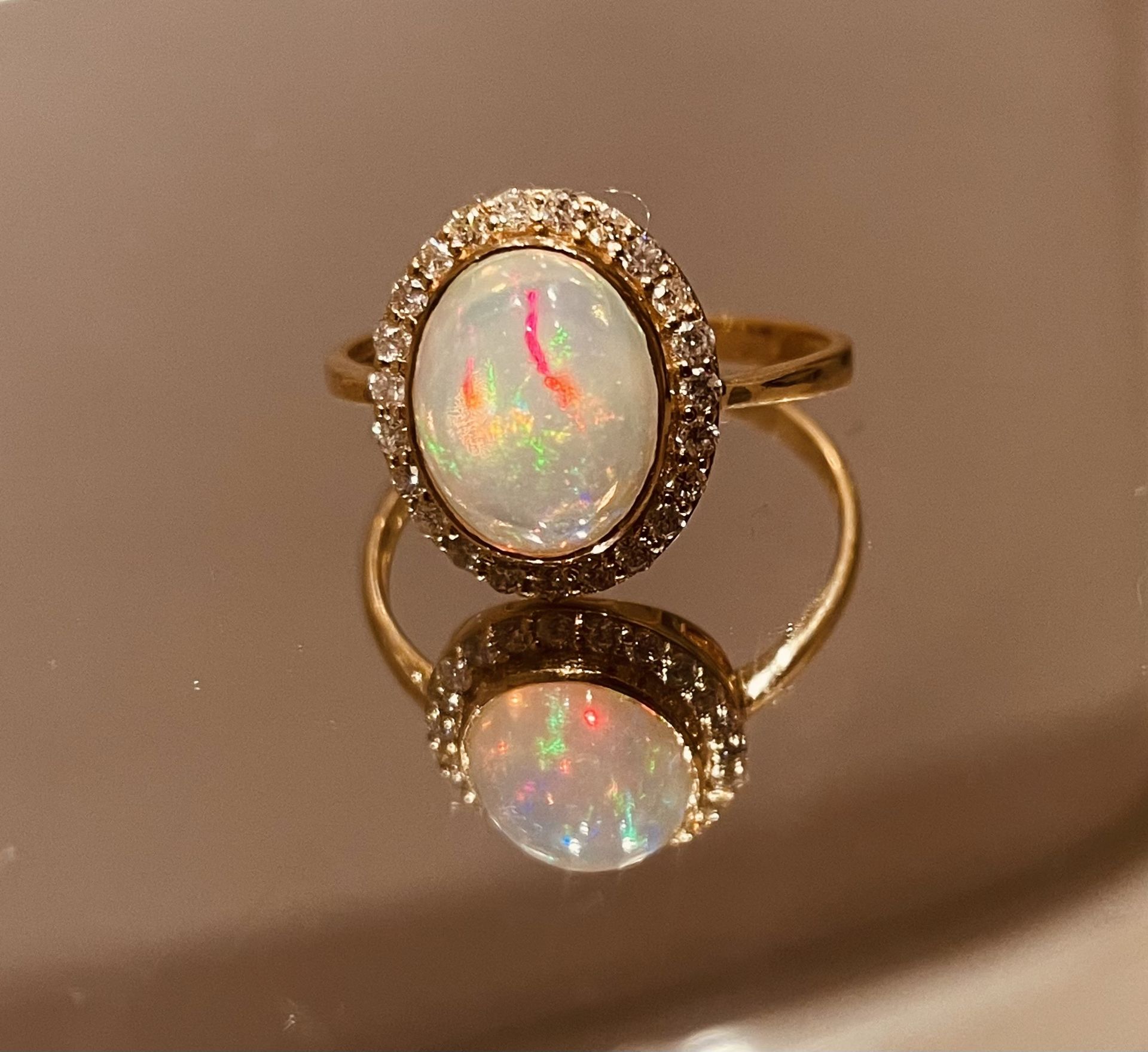 Beautiful Natural Opal Ring With Diamonds and 18k Gold - Image 4 of 4