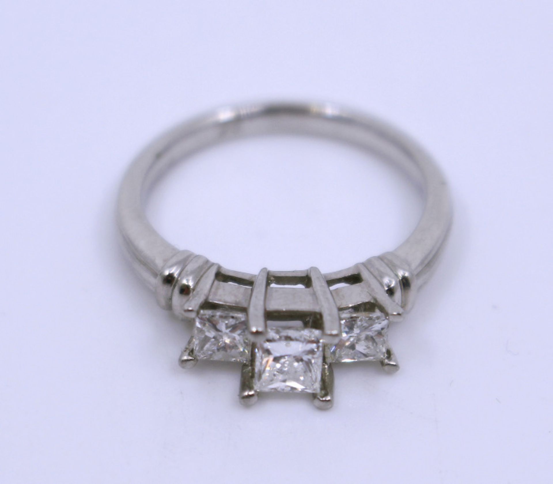 Three Stone 0.98 Carat Diamond Platinum Ring - Image 3 of 7