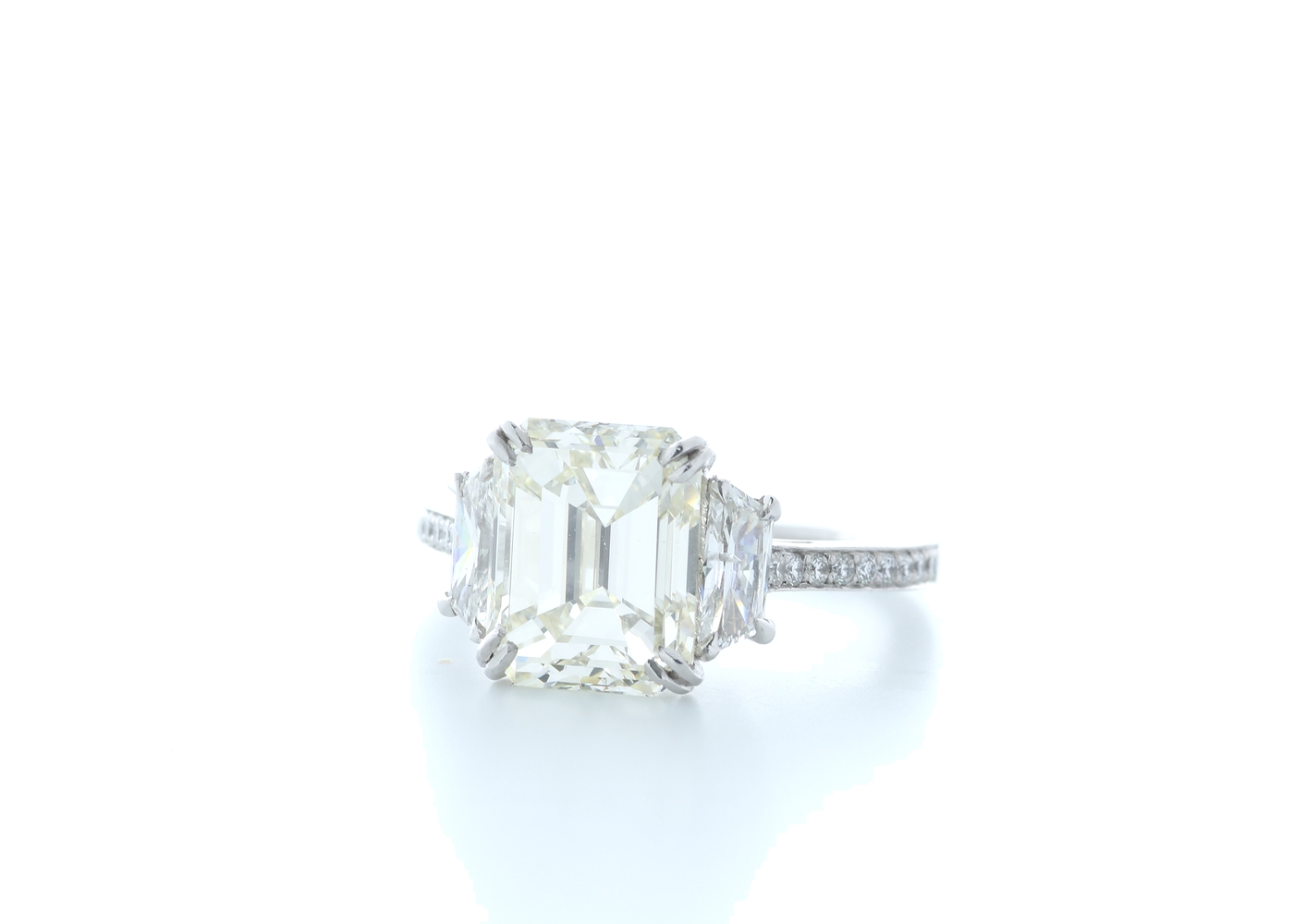 18ct White Gold Emerald Cut Diamond Ring 5.31 (4.56) Carats - Image 2 of 5