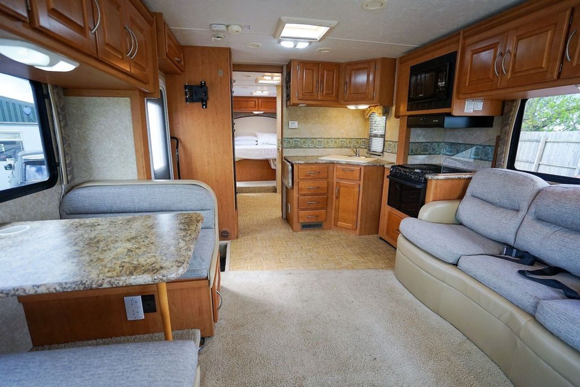 2009 Four Winds International Hurricane Motorhome - Image 8 of 22