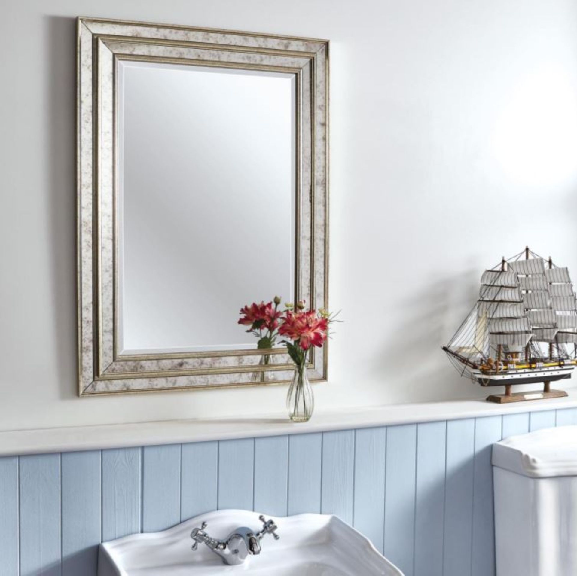 Clarice Traditional mirror. H91 x W66 x D3.5mm. MI107