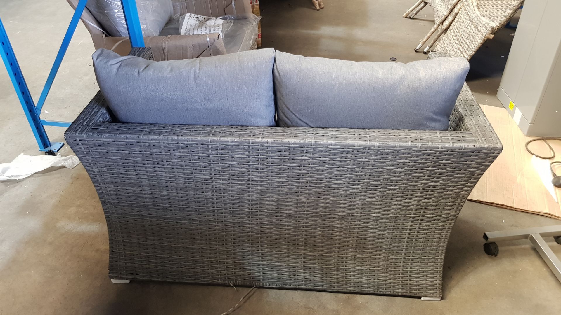 (R9F) 1x Rattan Bench Dark Grey With 3x Cushions - Image 2 of 4