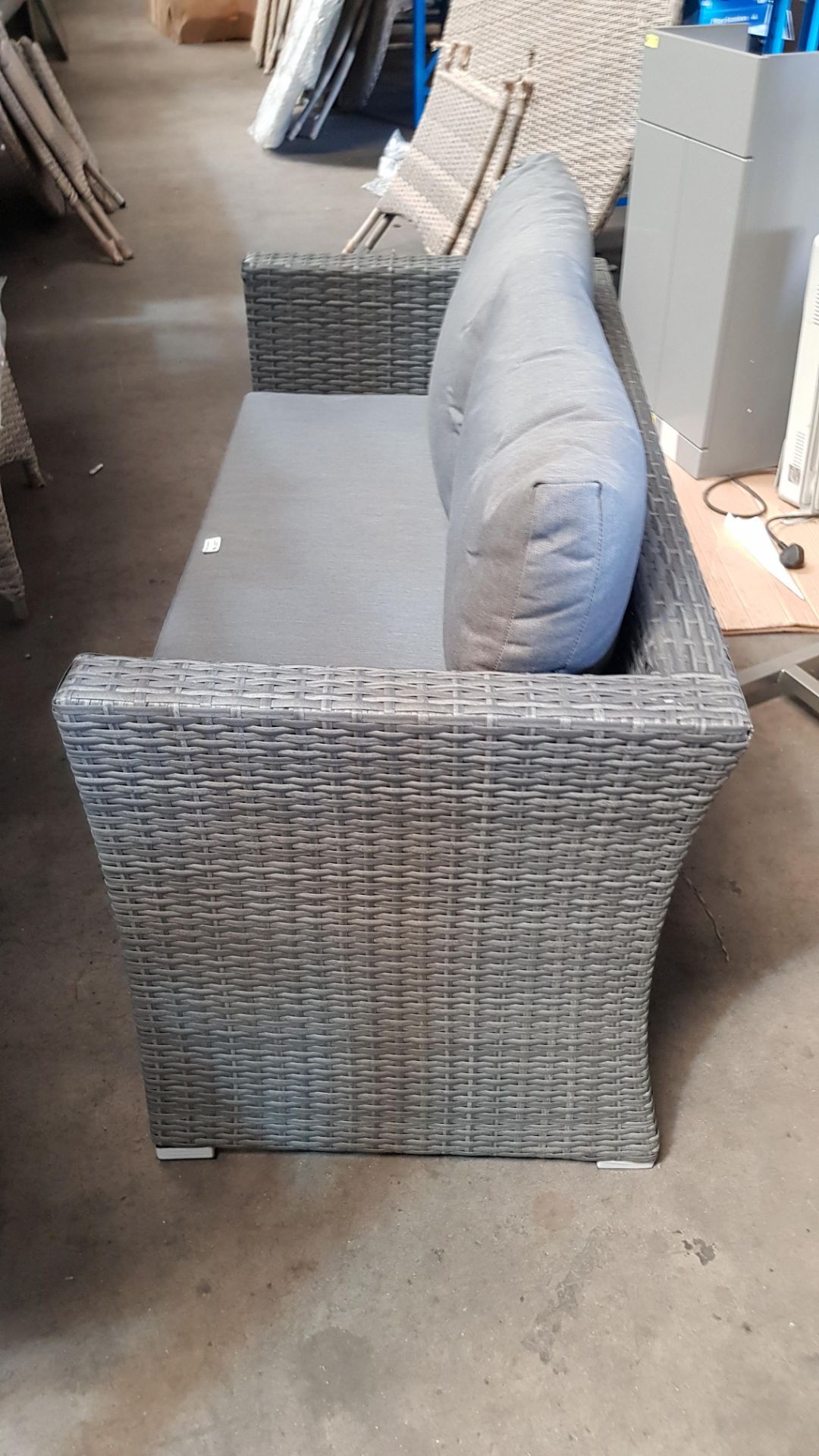 (R9F) 1x Rattan Bench Dark Grey With 3x Cushions - Image 4 of 4