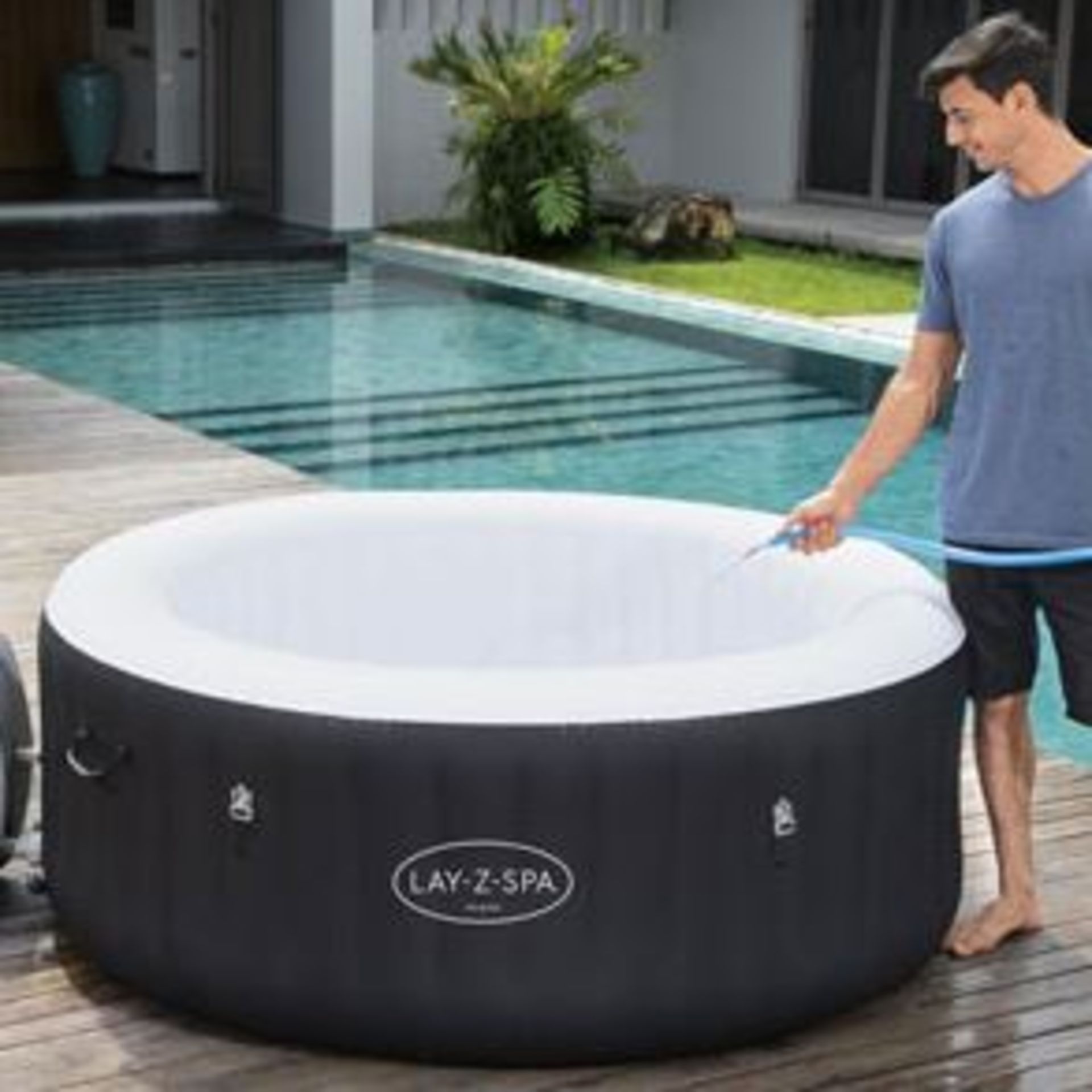 (R7E) 1x Bestway LazySpa Miami Portable Spa RRP £300. (Raw Customer Return. Unchecked, Not Inflat - Image 2 of 4