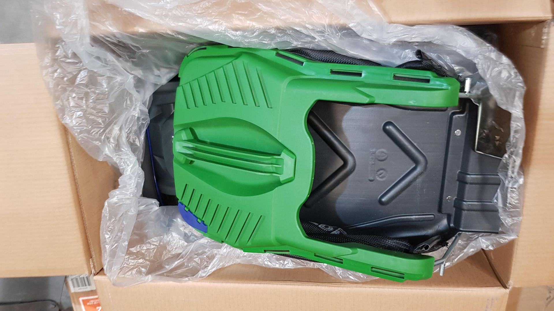 (R7C) 1x Powerbase 37cm 40V Cordless Lawn Mower RRP £229. Unit Appears New, Unused. With 2x Battery - Image 10 of 10