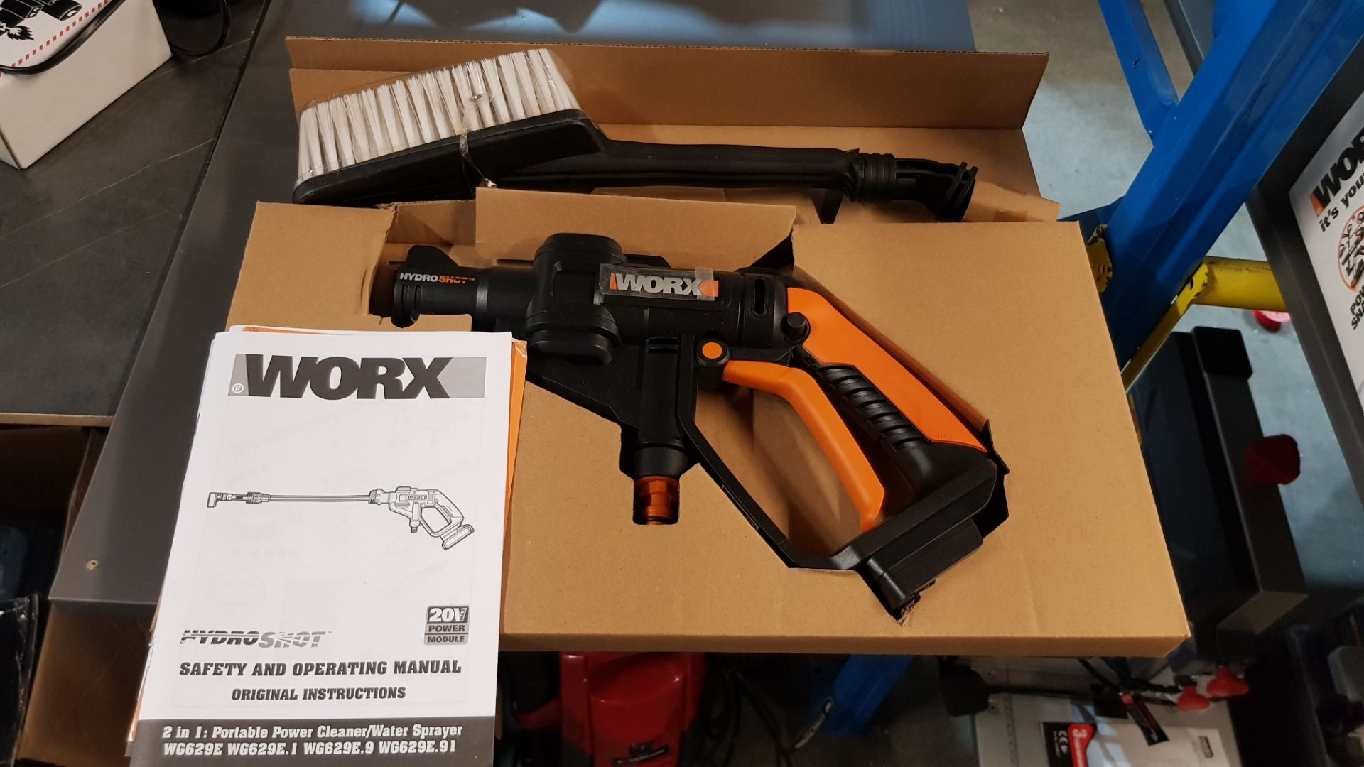 (R15F) 1x Worx Hydro Shot 20V 2 In 1 Portable Power Cleaner / Water Spray RRP £119. Item Appears A - Image 4 of 6