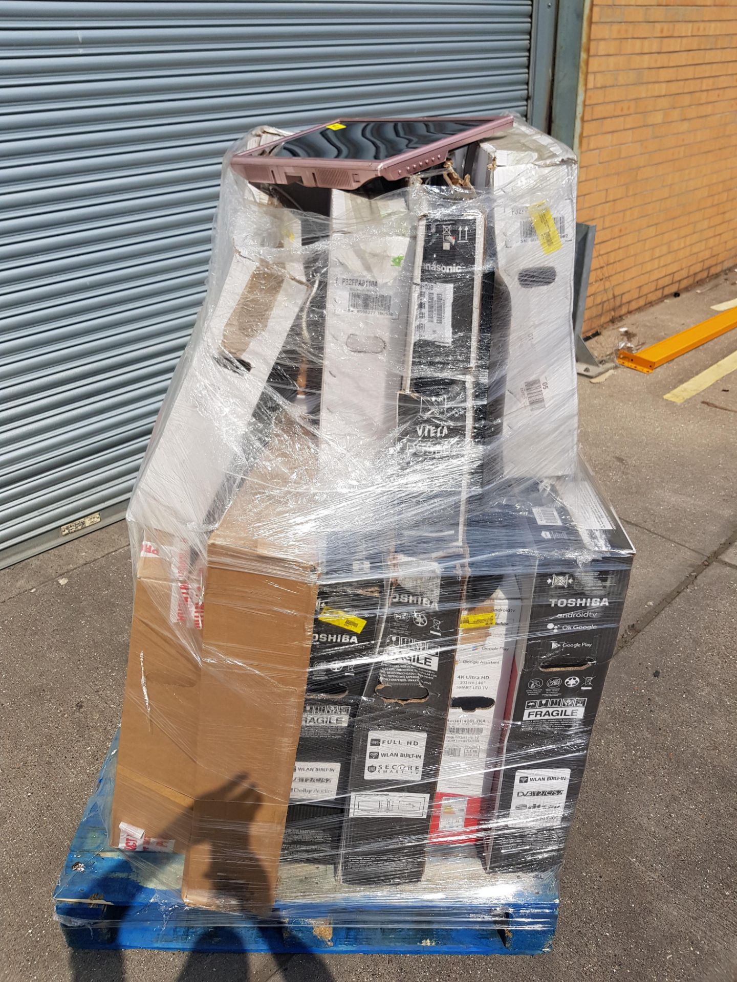 Pallet Of Approx 13 Mixed (Mainly Smart) TVs. Raw Customer Returns. Unchecked And Untested. To Incl - Image 3 of 3