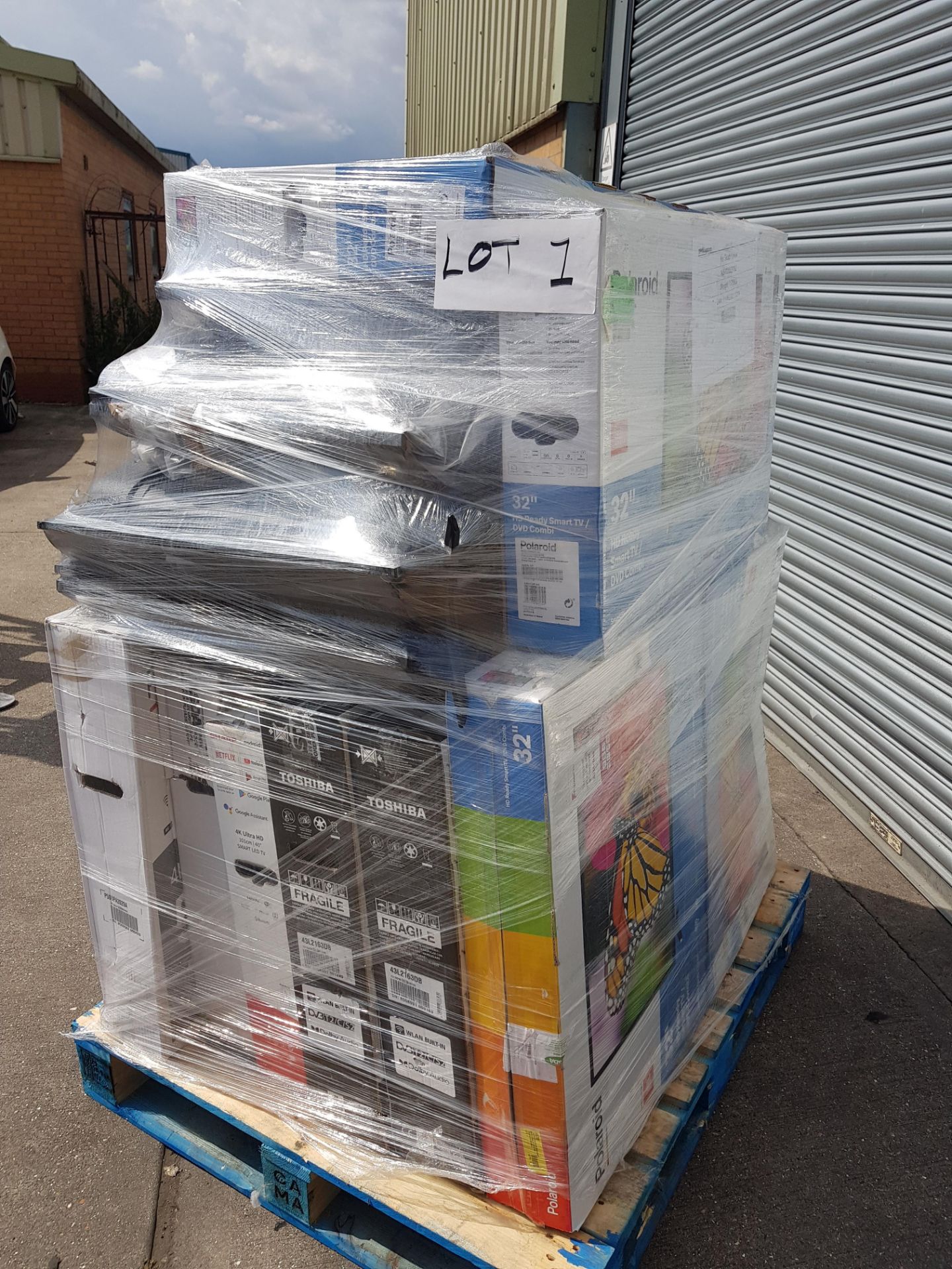 Pallet Of Approx 17 Mixed (Mainly Smart) TVs. Raw Customer Returns. Unchecked And Untested. To Incl - Image 2 of 3