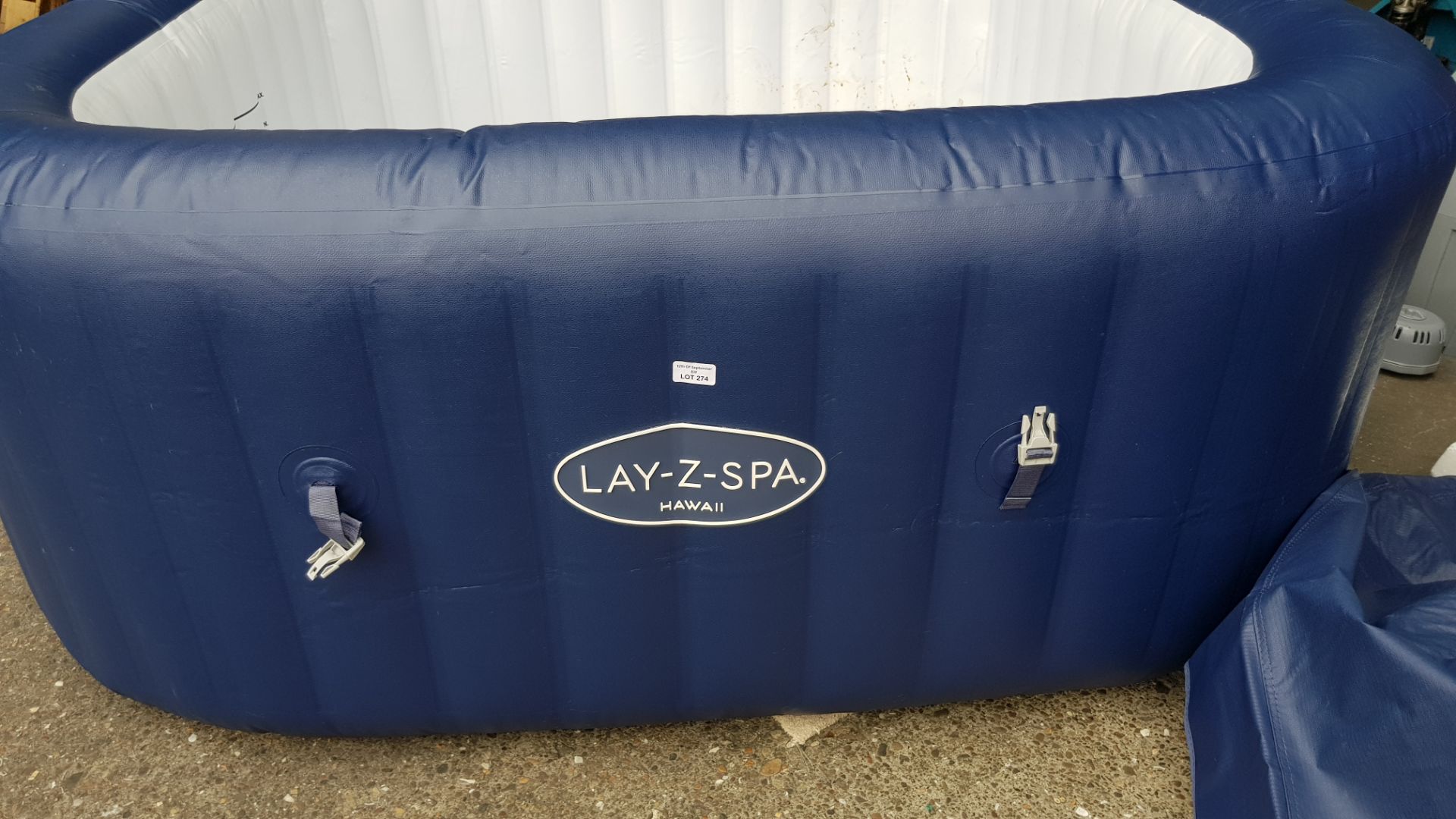 1x Bestway Lay-Z-Spa Hawaii. Unit Inflates, But No Egg Pump In Lot (Spa Only). Lot Includes Skin & - Image 4 of 6
