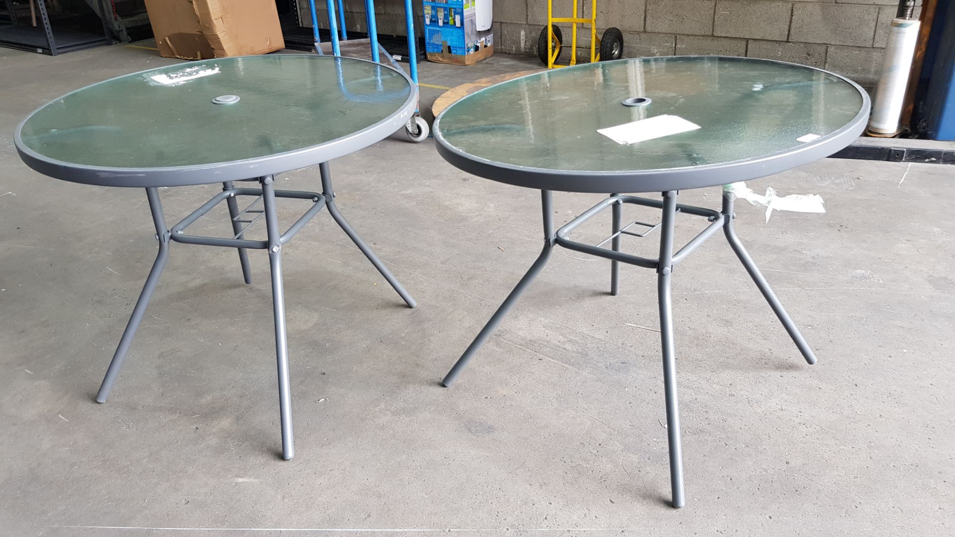 (R2K) 2x Andorra Round Table With 2x Parasol. RRP £74.99. Both Tables Have Been Used And Constructe - Image 4 of 5