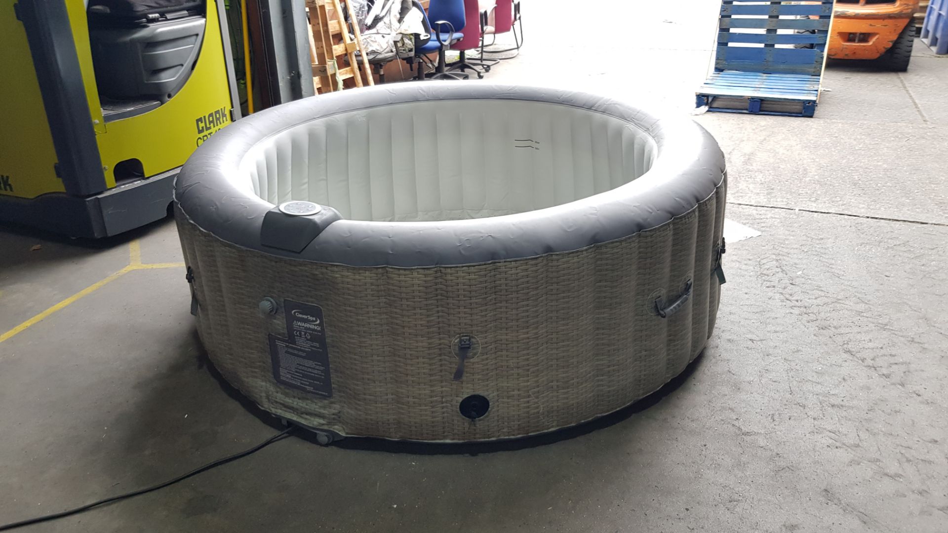 1x Clever Spa Matara RRP £500. 6 Person Inflatable 130 Air Jet Hot Tub. Unit Turns On & Inflates. W - Image 6 of 10