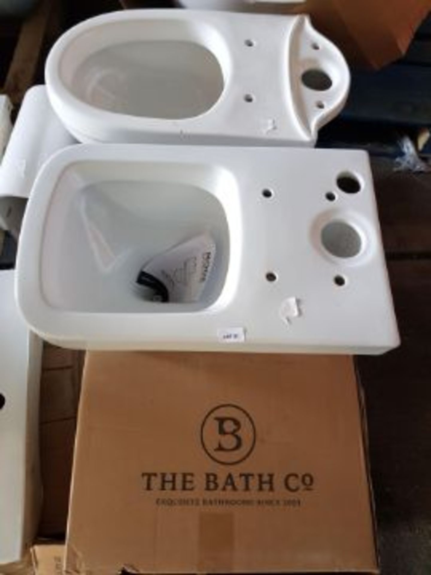 2x Toilet Pans And 1x The Bath Company Traditional Close Coupled Cistern I35CCCISTERN And Other Mix