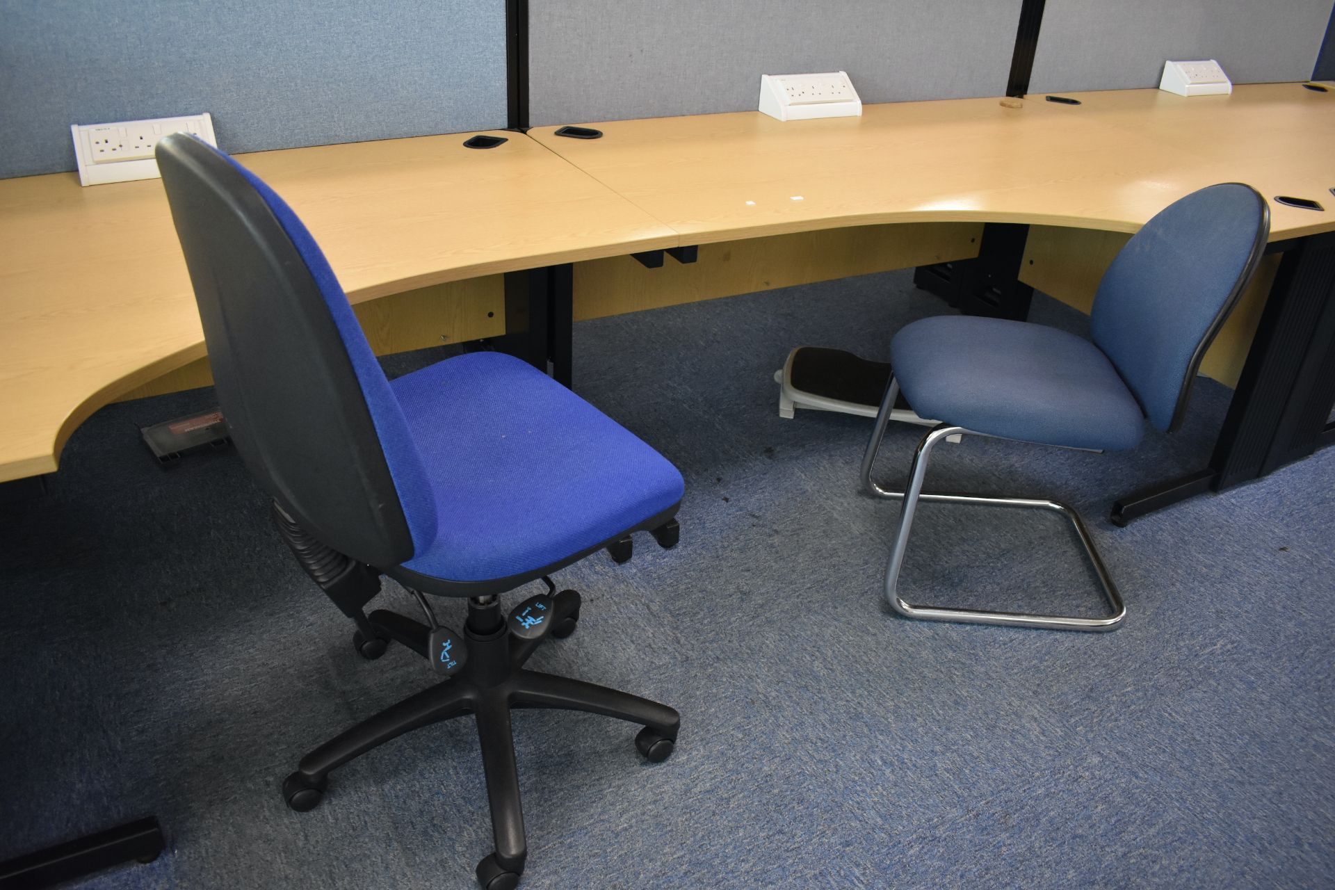 Hard wired corner & wave desks LH & RH, desk screens, footrest, task chair, coat stand, pedestal - Image 22 of 22