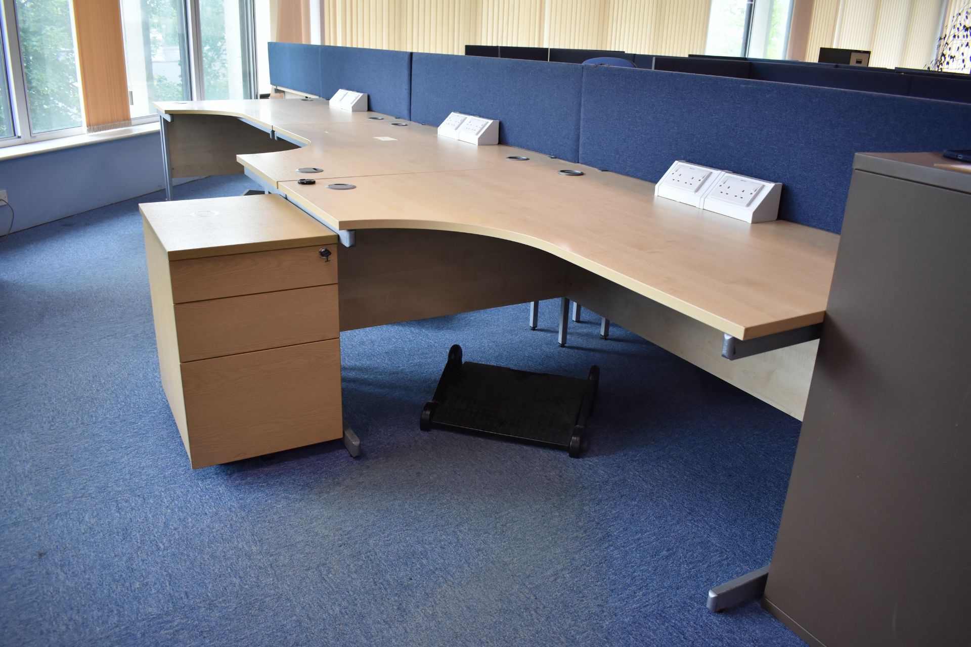 Corner desk LH & RH, 1600 desk screen, Mobile pedestal, footrest, task chair, w1000 low cabinet - Image 2 of 11