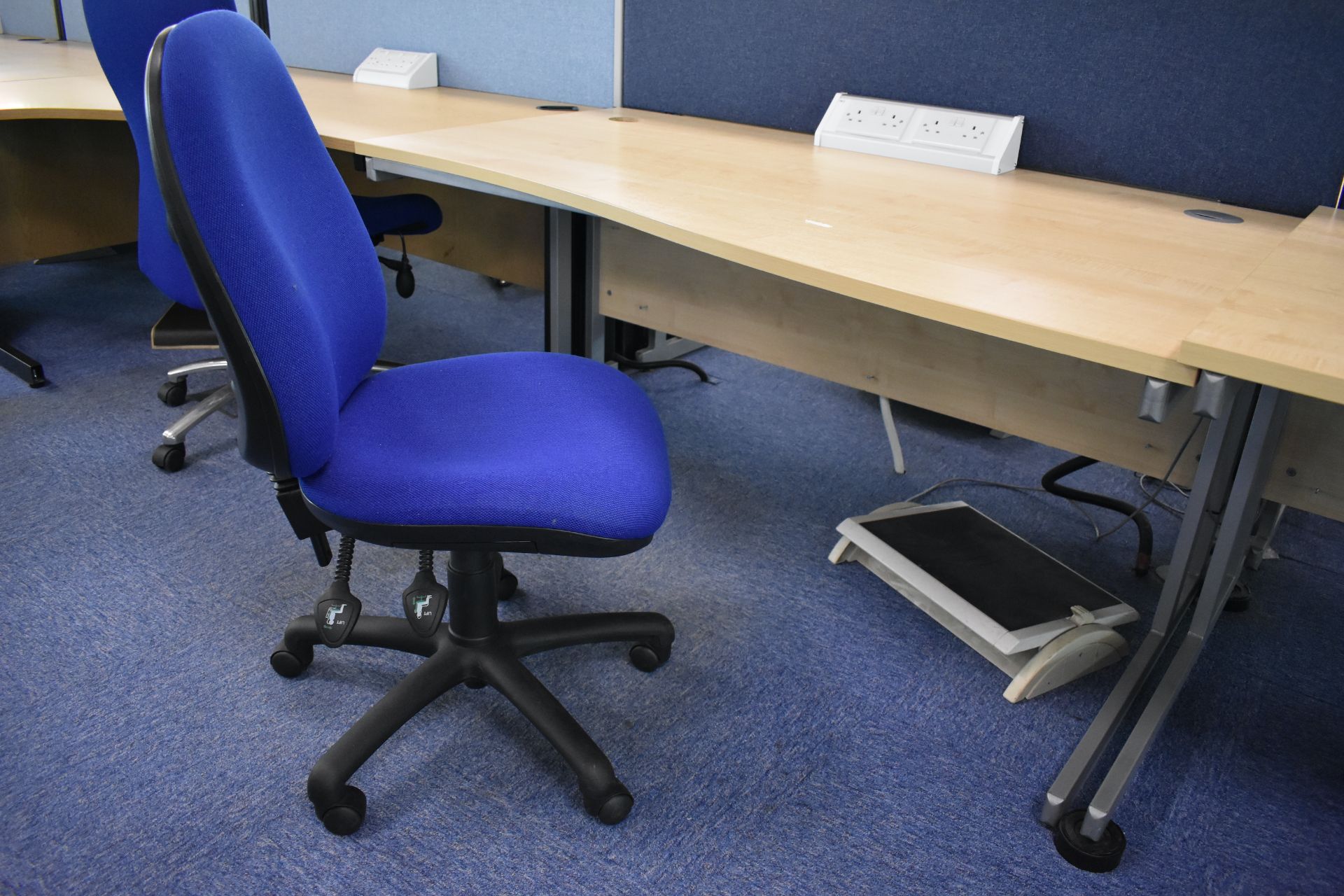 Hard wired corner & wave desks LHs and RHs, desk screen, footrest, task chair, coat stand, pedestal - Image 14 of 18