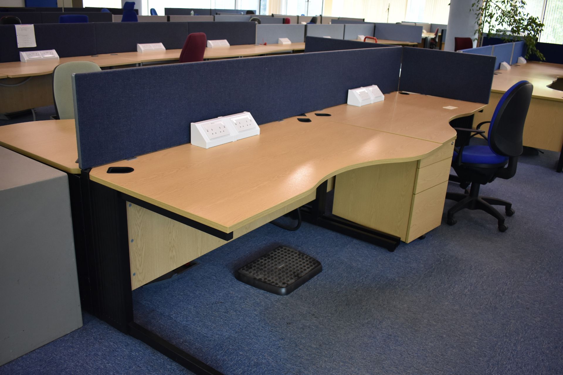 1600 wave desk hard wired LH & RH, desk screens, footrest, task chair, mobile pedestal - Image 4 of 6