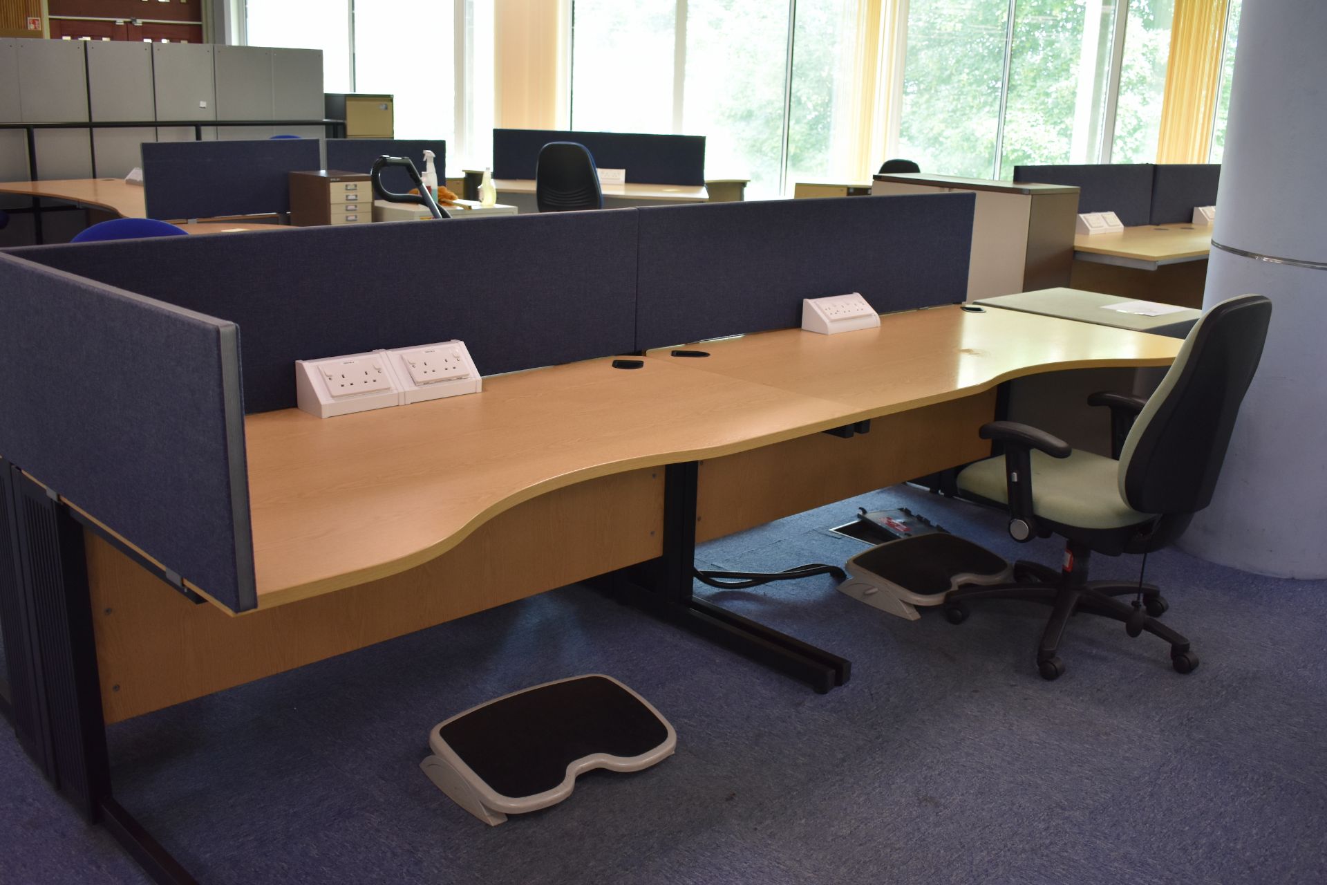 1600 wave desk hard wired LH & RH, desk screens, footrest, task chair, mobile pedestal - Image 2 of 6