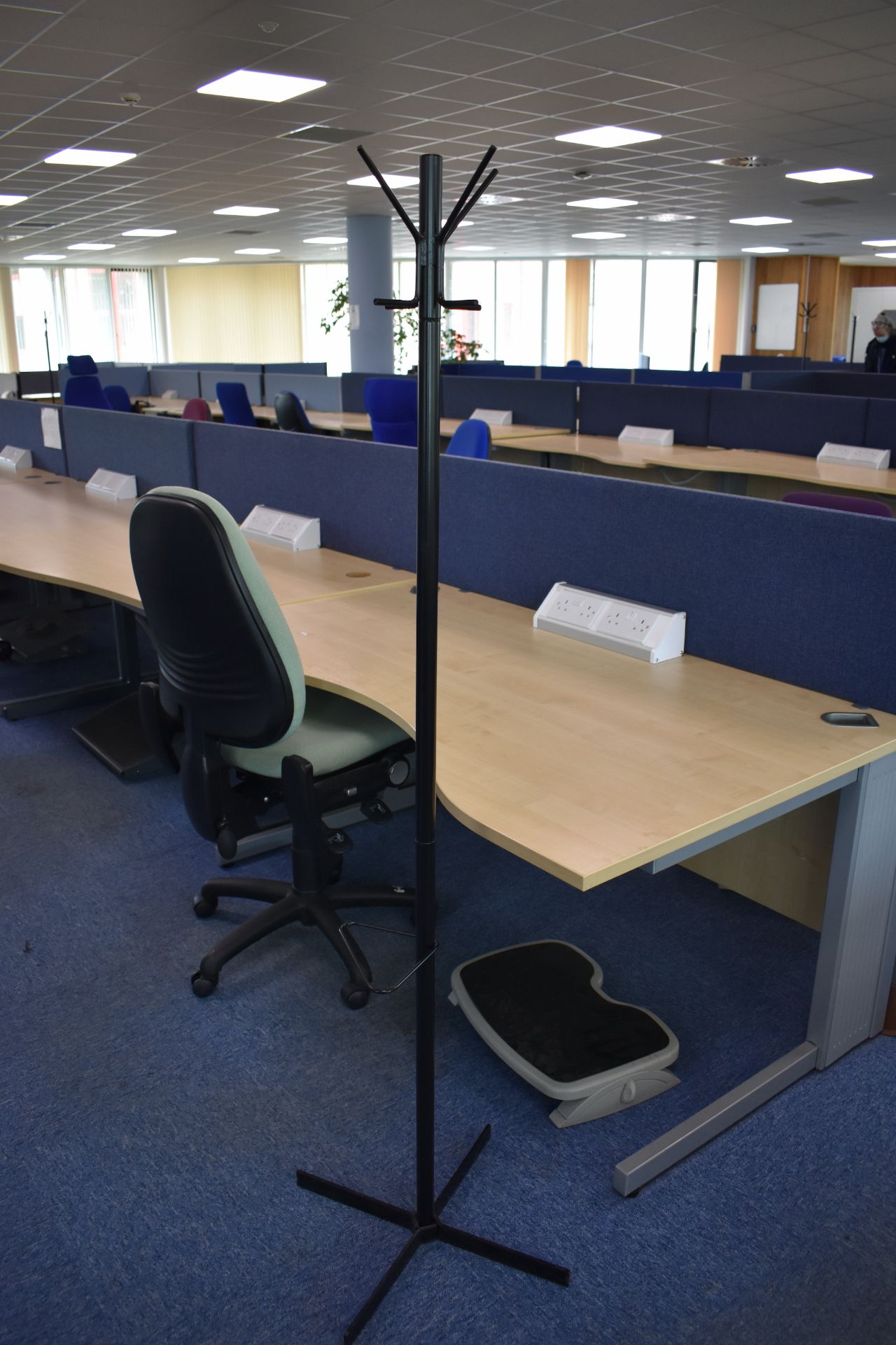 Hard wired corner & wave desks LH & RH, desk screens, footrest, task chair, coat stand, pedestal - Image 14 of 22