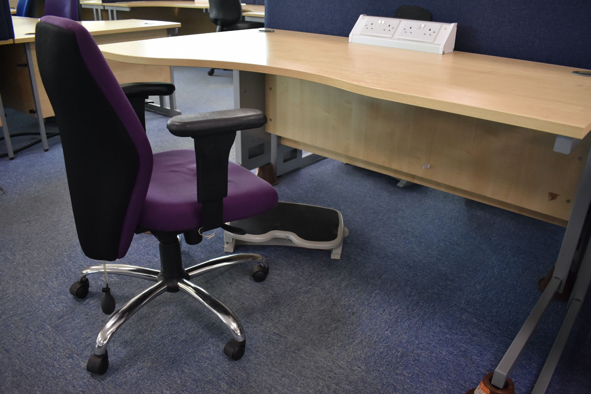 Hard wired corner & wave desks LH & RH, desk screens, footrest, task chair, coat stand, pedestal - Image 12 of 22