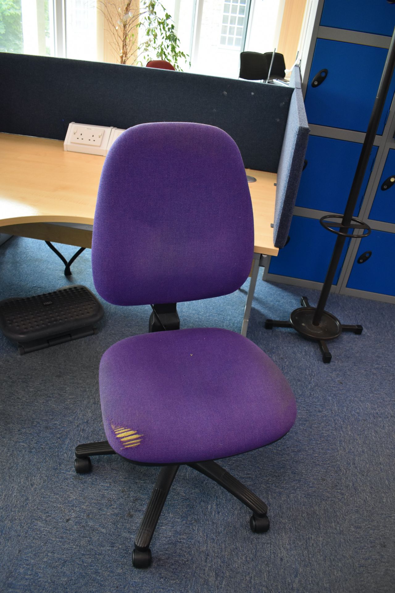 Desks, screens, footrest, task chair, coat stand, bookcase, flipchart, pedestal, filer, small safe - Image 9 of 18