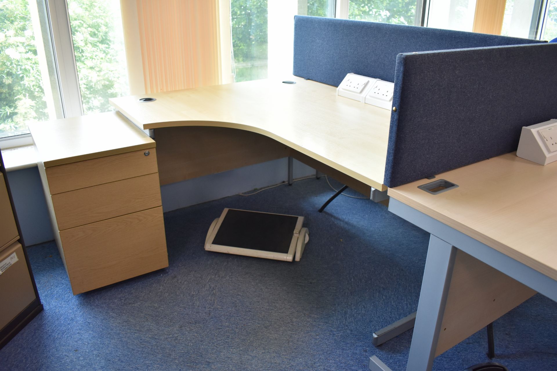 Corner Desk LH & RH, Wave Desk RH, Task Chair, Drawer filer, Footrest, Mobile Pedestal, Desk screen - Image 4 of 8