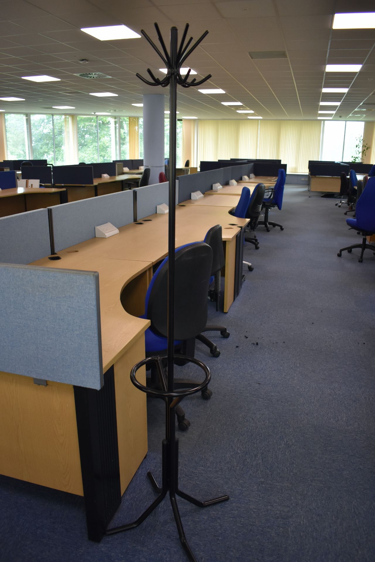 Hard wired corner & wave desks LHs and RHs, desk screen, footrest, task chair, coat stand, pedestal - Image 18 of 18