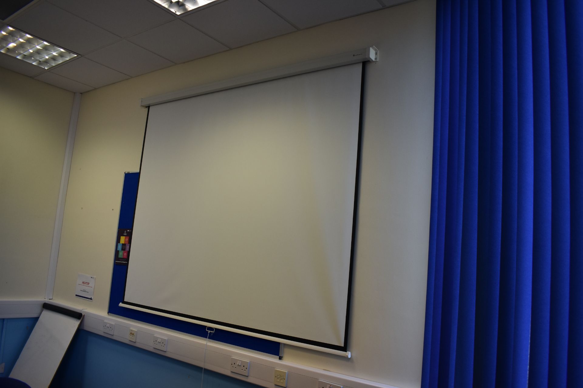 W1600x800 Table, Visitor Chair, 1600 Hex table, Whiteboard, Pinboard, Projector screen - Image 4 of 8
