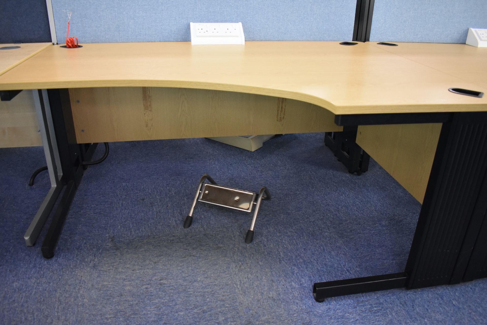 Hard wired corner & wave desks LHs and RHs, desk screen, footrest, task chair, coat stand, pedestal - Image 8 of 18