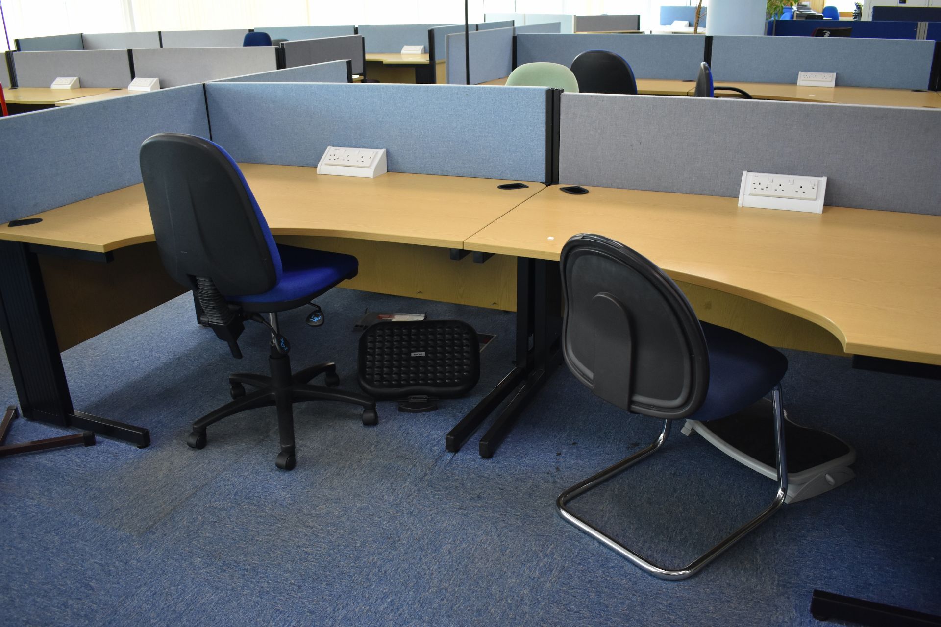 Hard wired corner & wave desks LH & RH, desk screens, footrest, task chair, coat stand, pedestal - Image 21 of 22