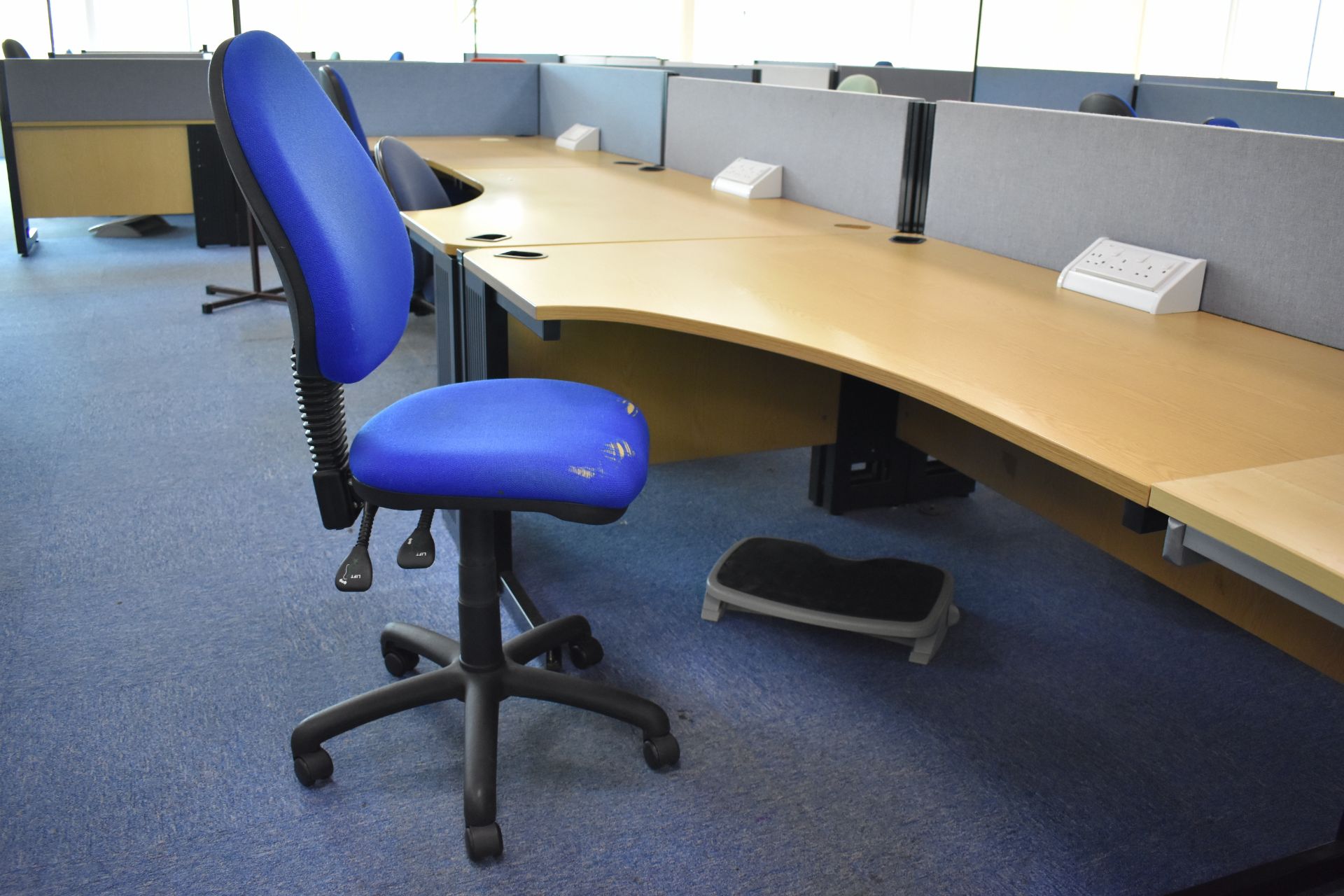 Hard wired corner & wave desks LH & RH, desk screens, footrest, task chair, coat stand, pedestal - Image 20 of 22