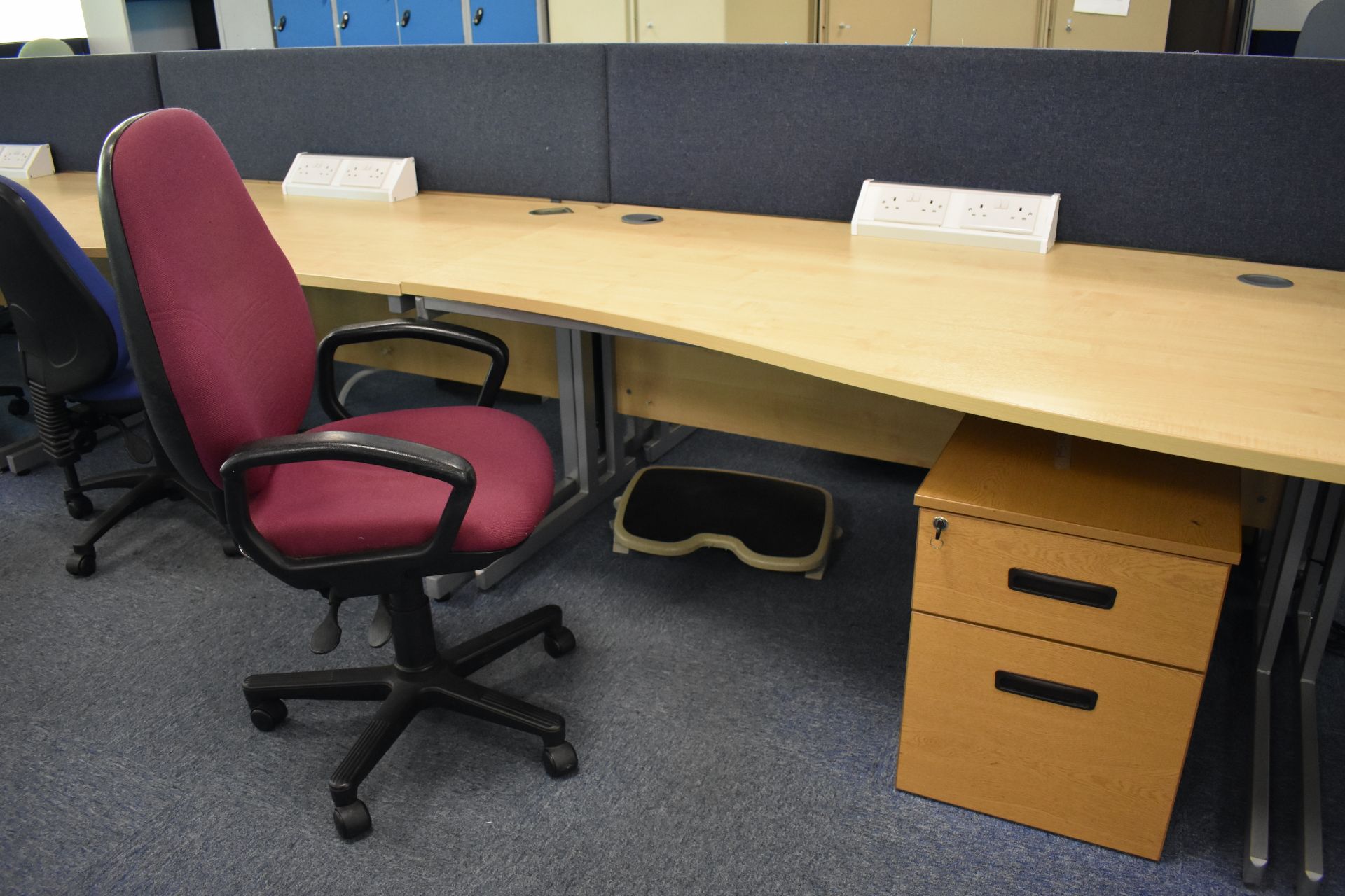 Hard wired corner & wave desks LH & RH, desk screens, footrest, task chair, coat stand, pedestal - Image 8 of 22