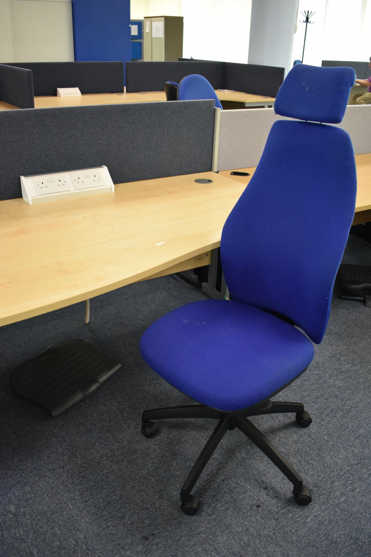 Hard wired corner & wave desks LH & RH, desk screens, footrest, task chair, coat stand, pedestal - Image 7 of 22