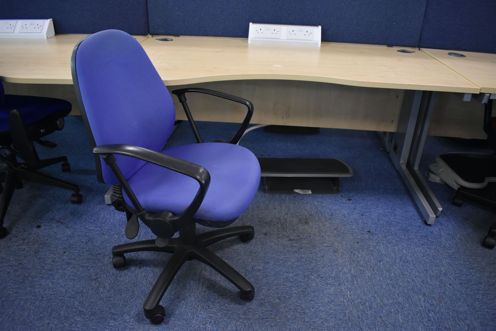 Hard wired corner & wave desks LH & RH, desk screens, footrest, task chair, coat stand, pedestal - Image 10 of 22