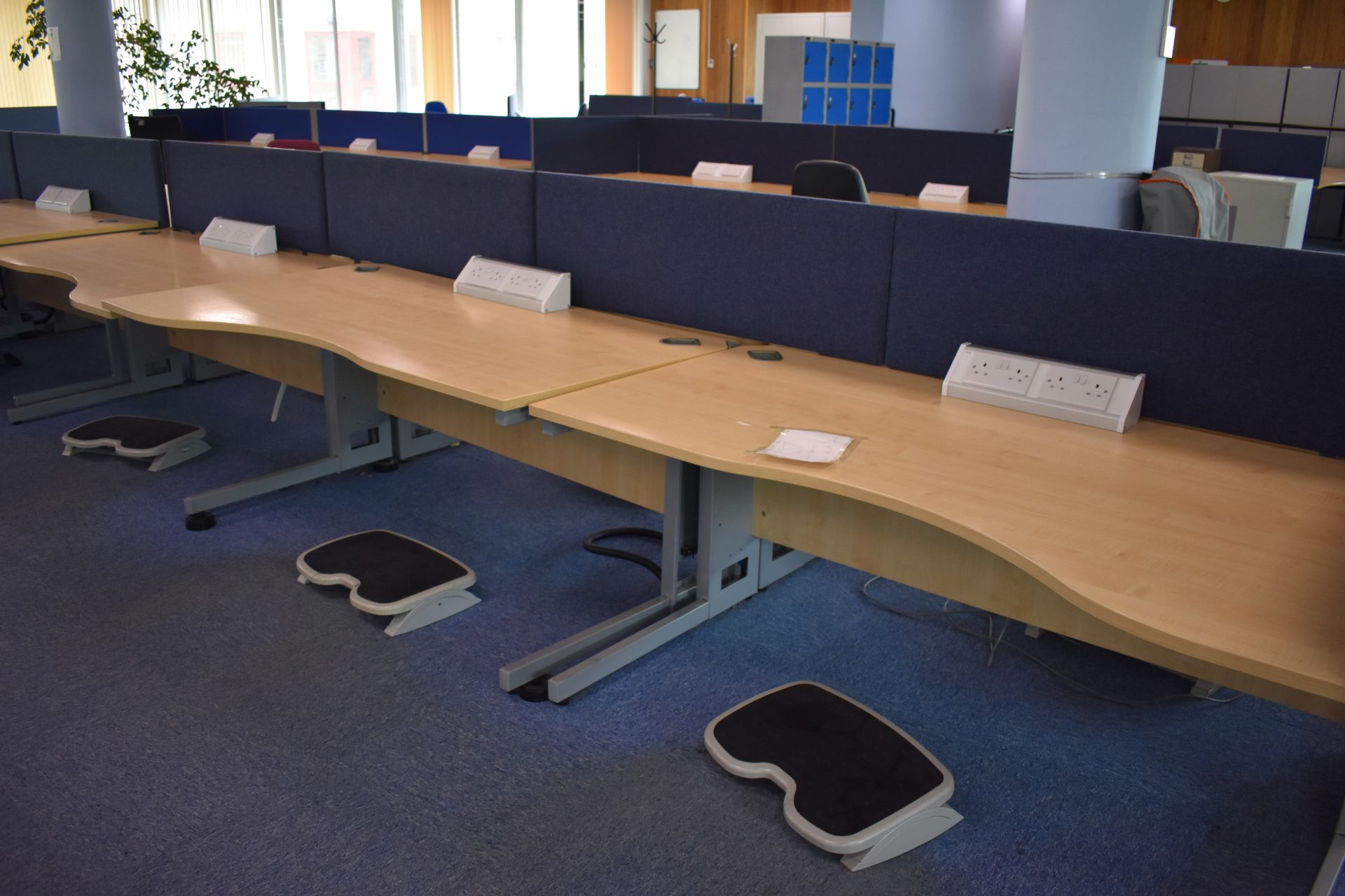 Hard wired corner & wave desks LHs and RHs, desk screen, footrest, task chair, coat stand, pedestal - Image 12 of 18