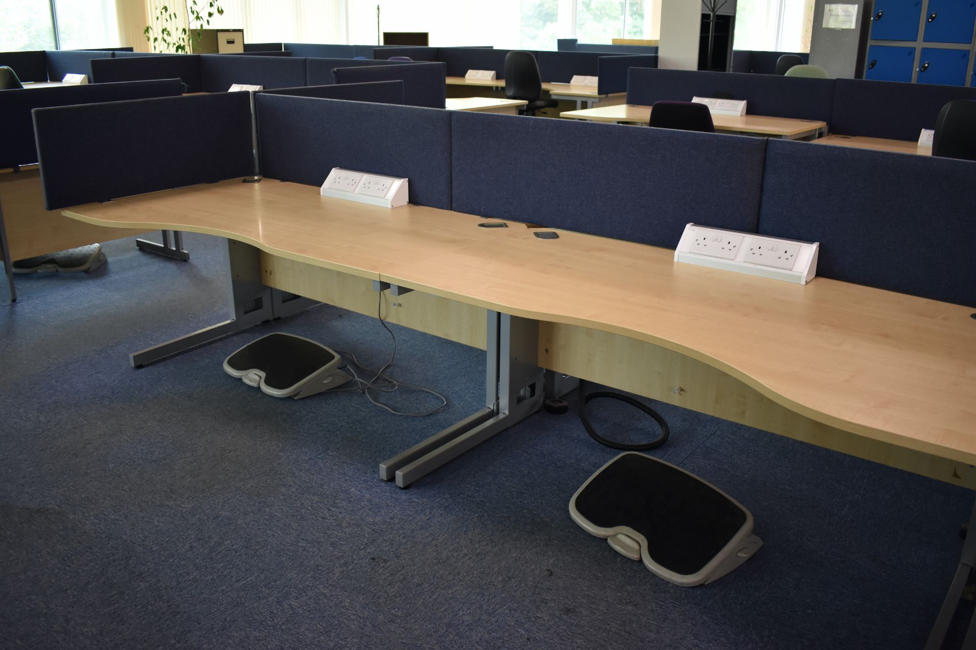 Hard wired corner & wave desks LHs and RHs, desk screen, footrest, task chair, coat stand, pedestal - Image 11 of 18