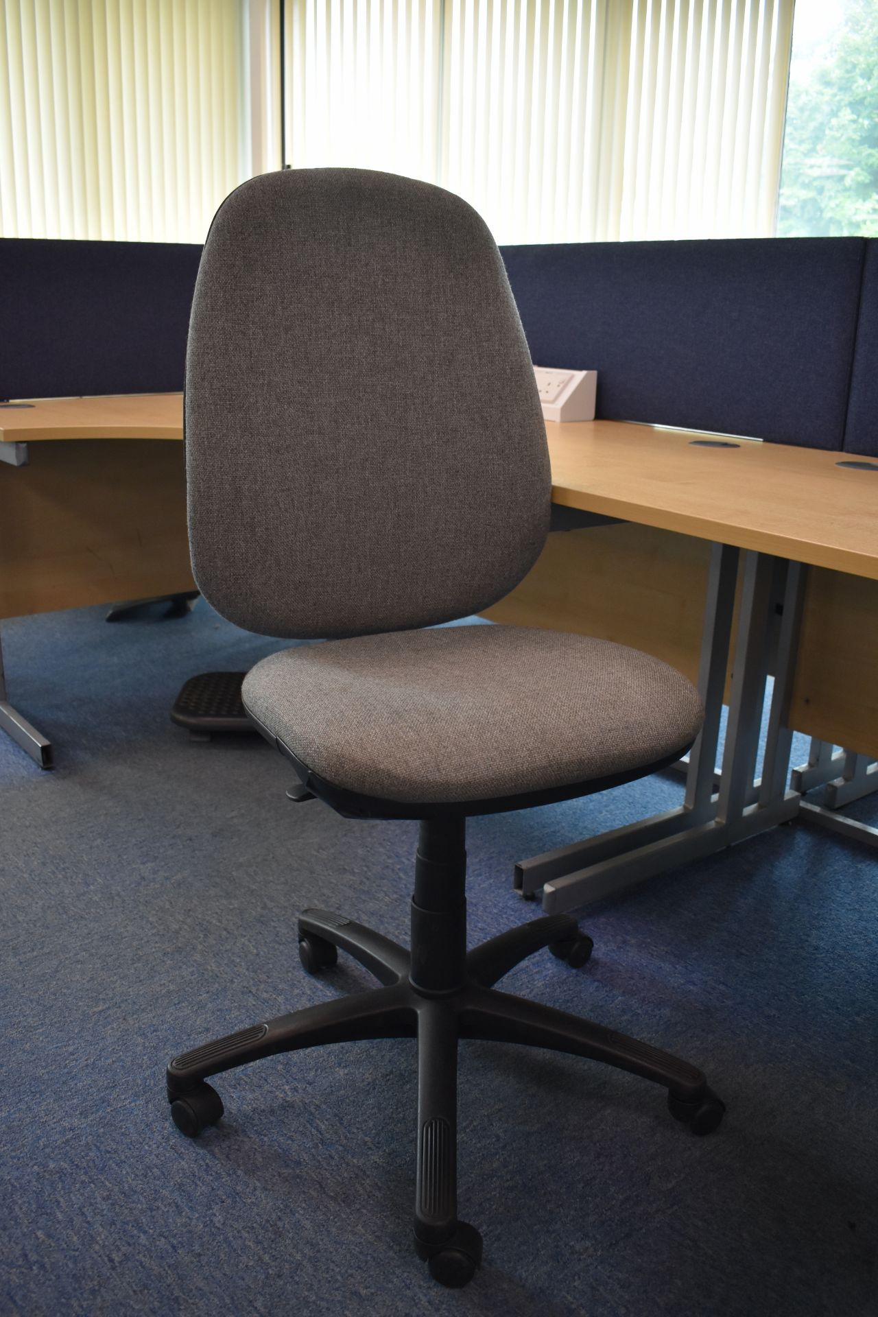 Corner desk LH & RH, screen, footrest, task chair, drawer filer, coat stand, door cabinet, bookcase - Image 9 of 13