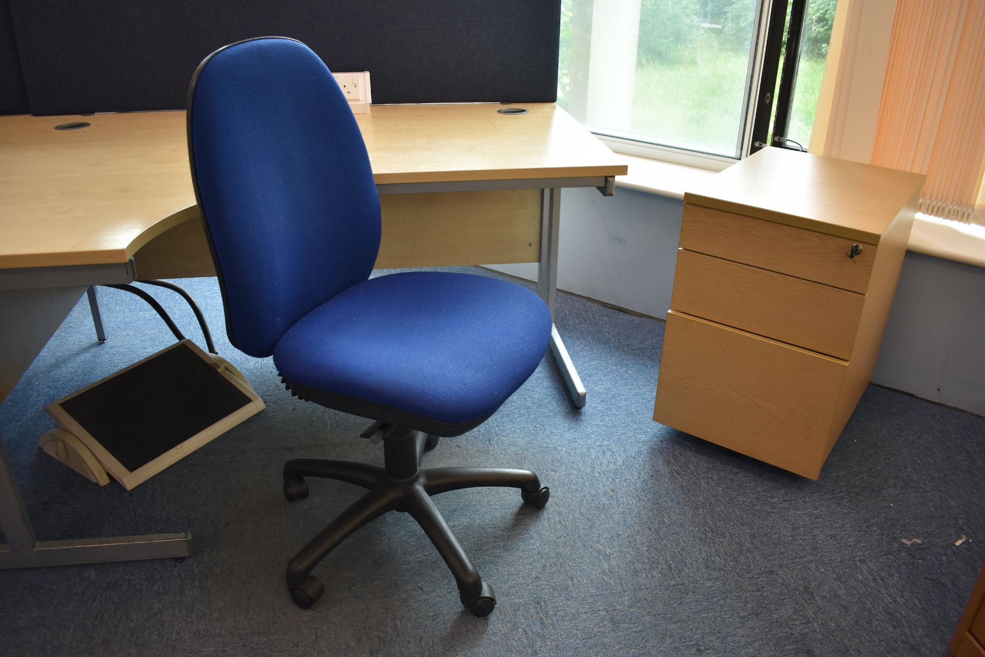 Corner desk LH & RH, 1600 desk screen, Mobile pedestal, footrest, task chair, w1000 low cabinet - Image 10 of 11
