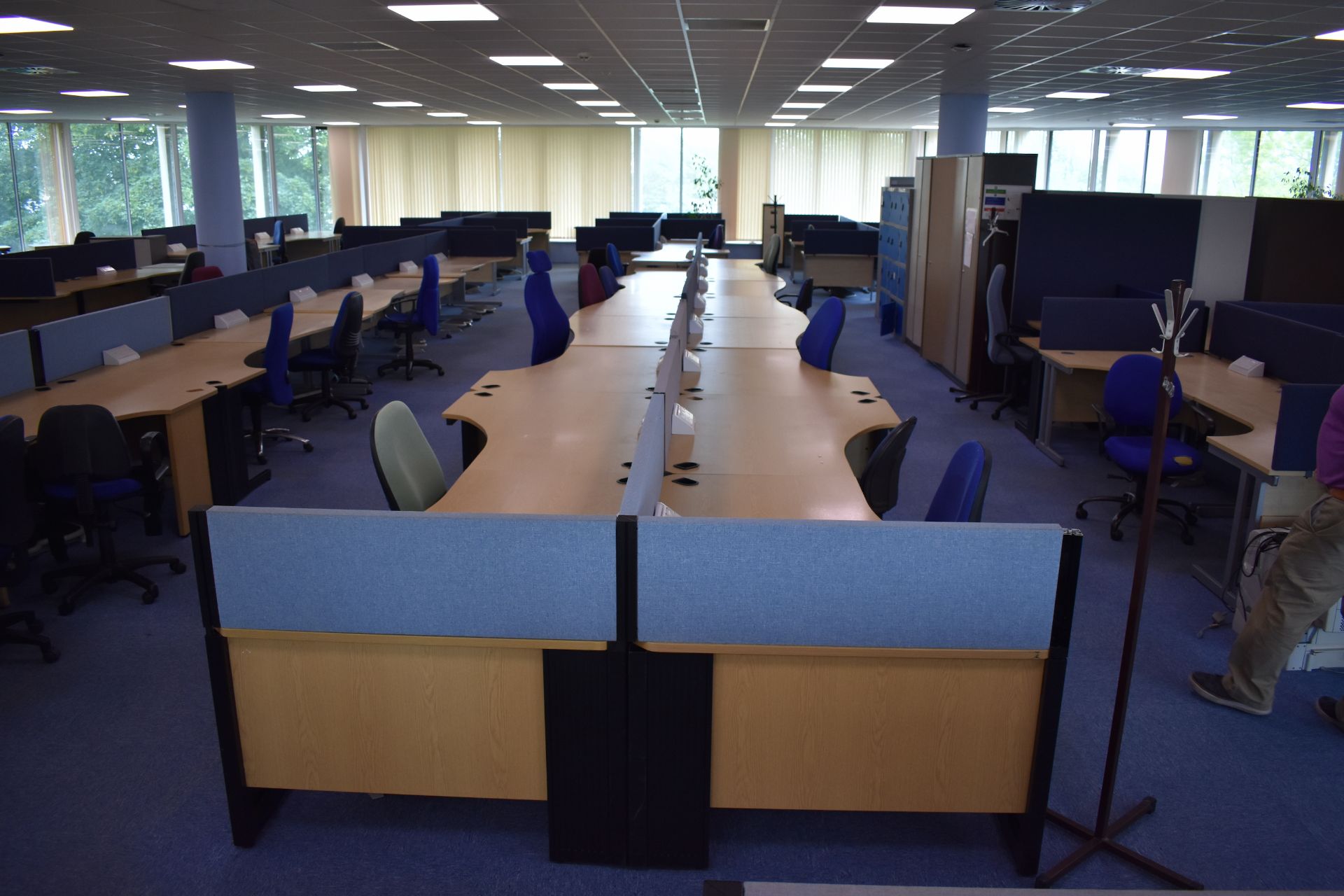 Hard wired corner & wave desks LH & RH, desk screens, footrest, task chair, coat stand, pedestal - Image 2 of 22