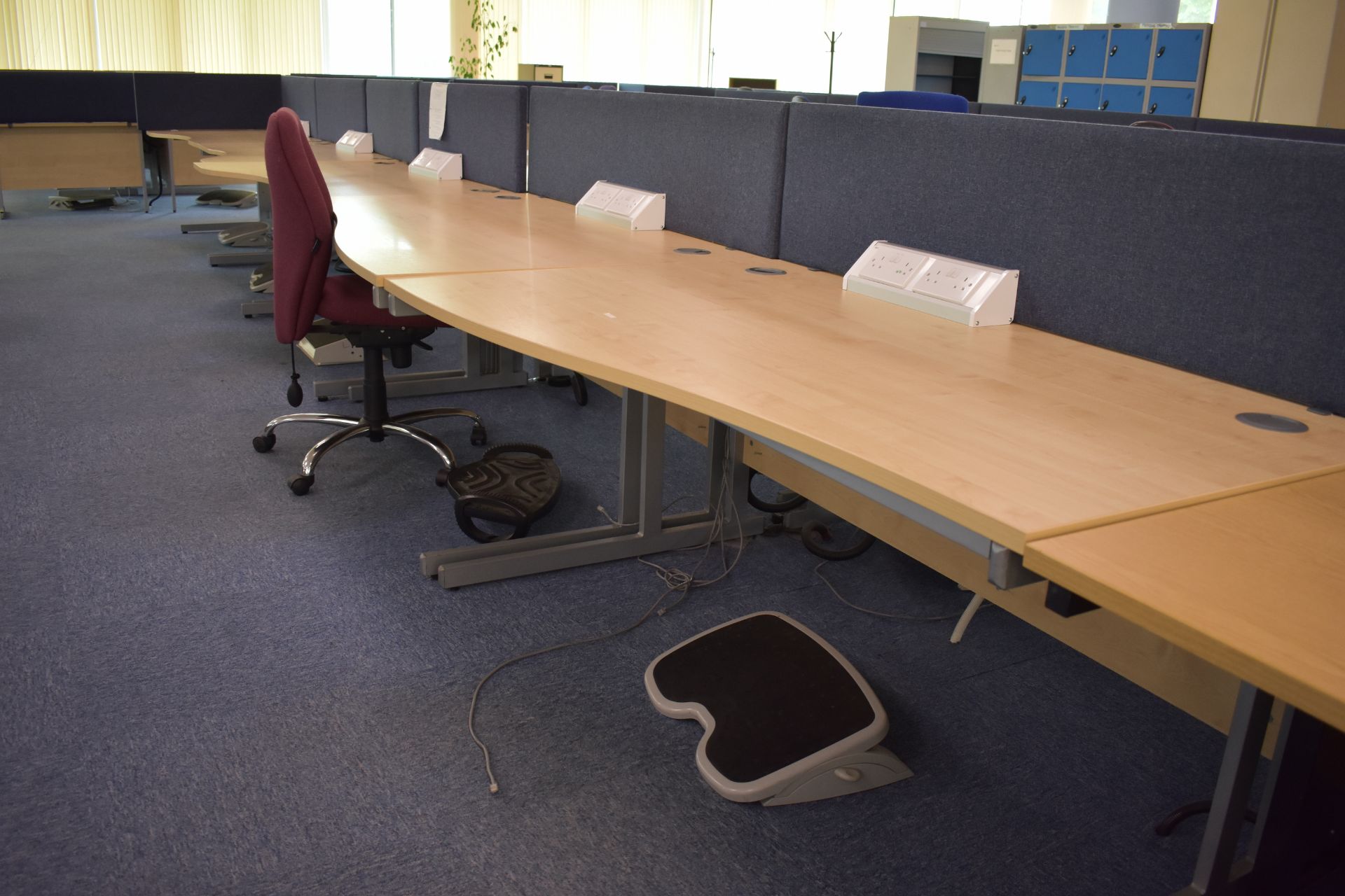 Hard wired corner & wave desks LHs and RHs, desk screen, footrest, task chair, coat stand, pedestal - Image 9 of 18