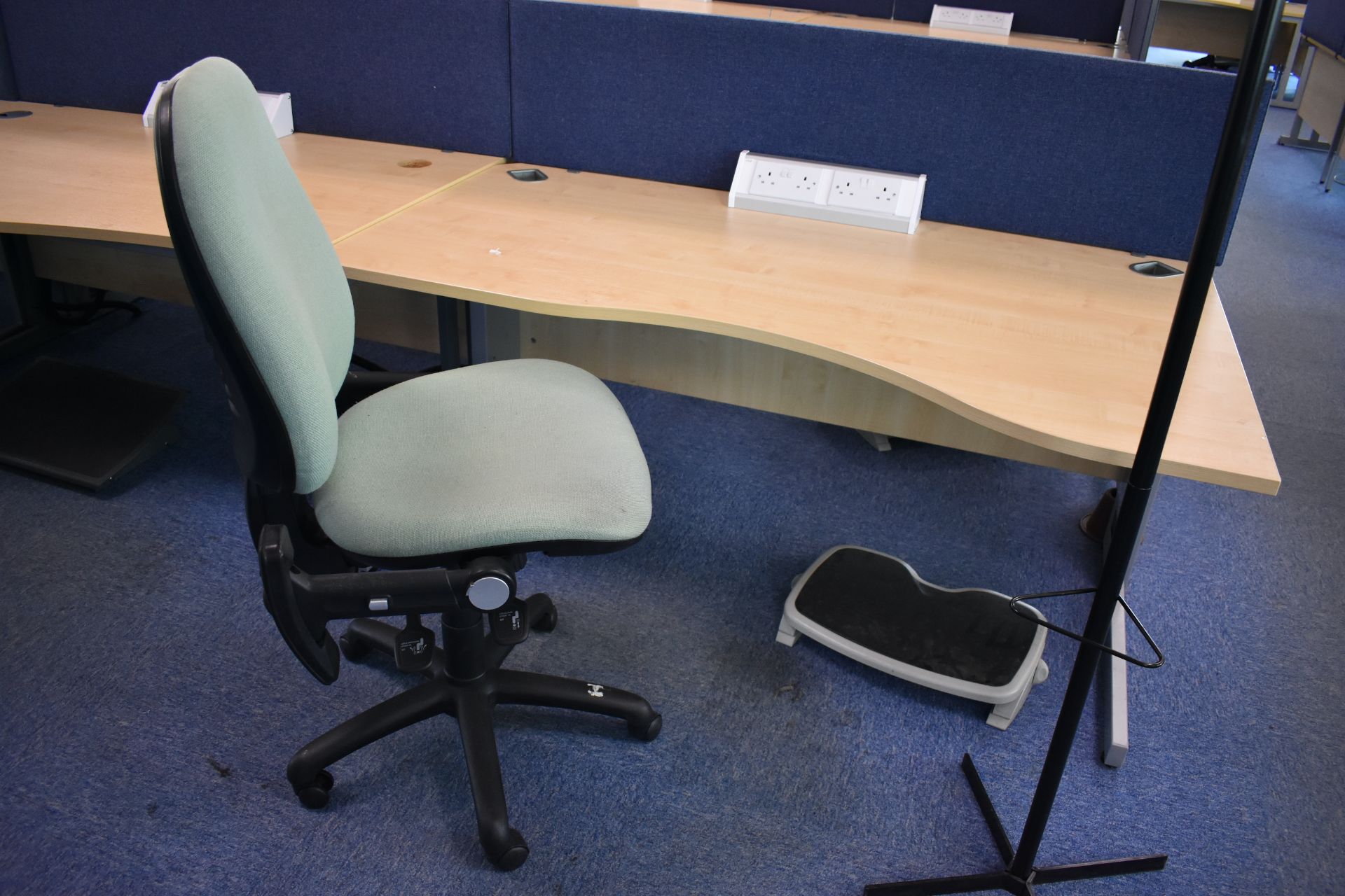 Hard wired corner & wave desks LH & RH, desk screens, footrest, task chair, coat stand, pedestal - Image 15 of 22