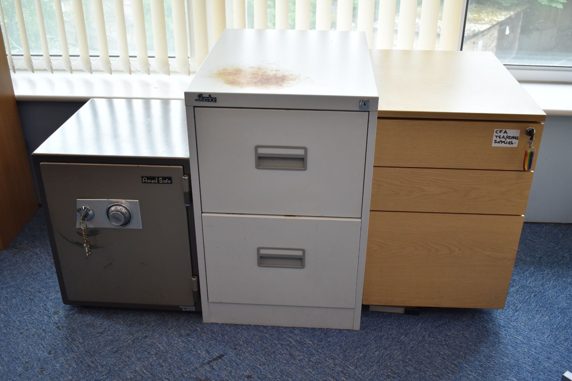 Desks, screens, footrest, task chair, coat stand, bookcase, flipchart, pedestal, filer, small safe - Image 2 of 18