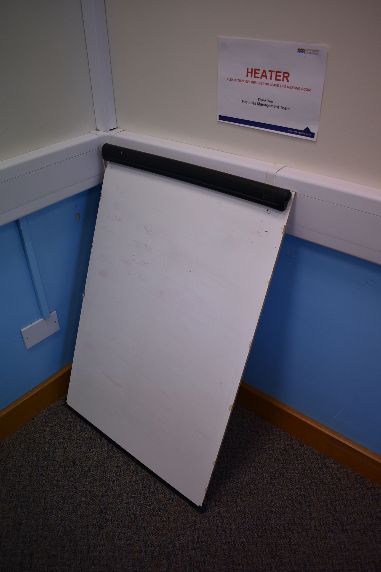 W1600x800 Table, Visitor Chair, 1600 Hex table, Whiteboard, Pinboard, Projector screen - Image 5 of 8