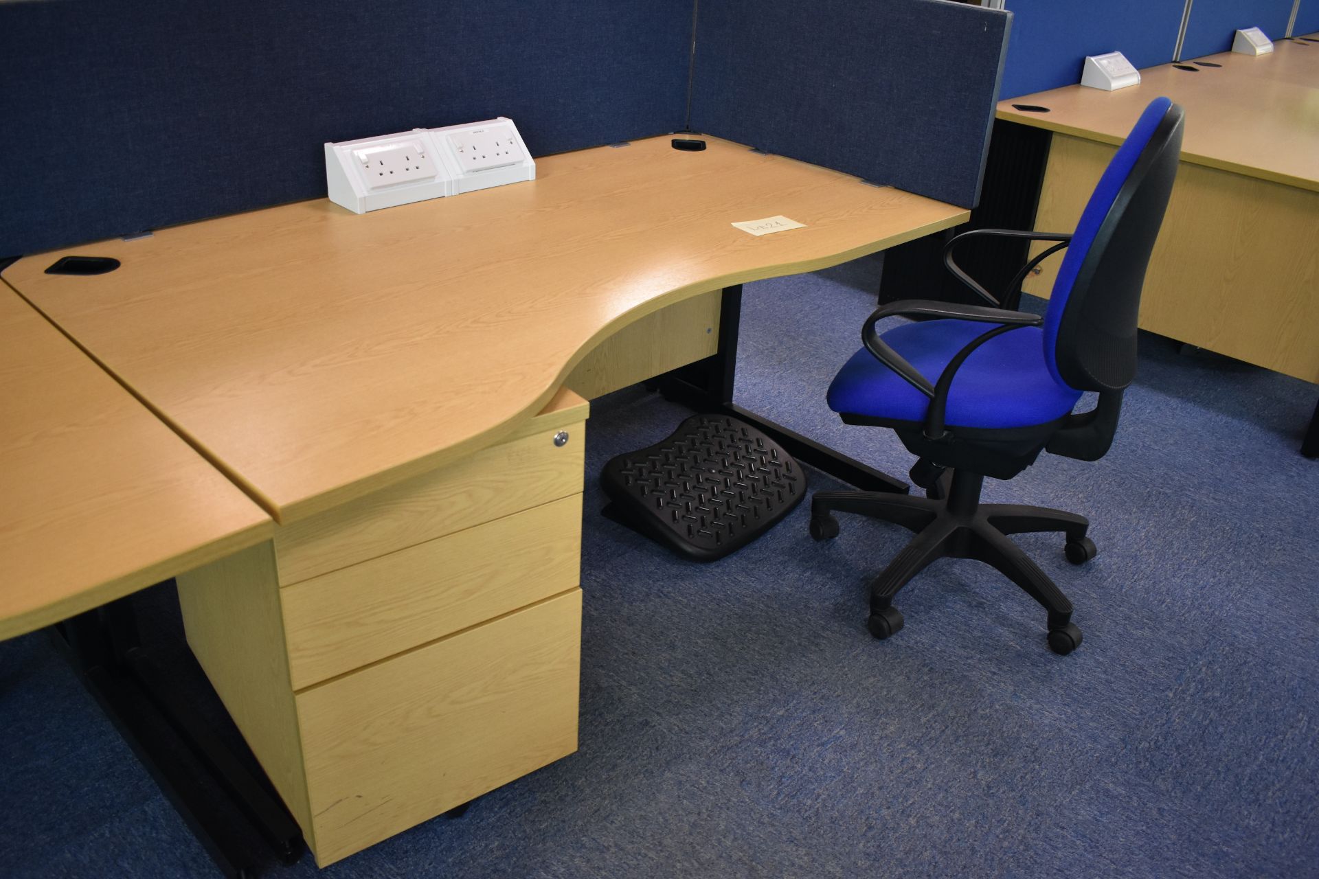 1600 wave desk hard wired LH & RH, desk screens, footrest, task chair, mobile pedestal - Image 5 of 6