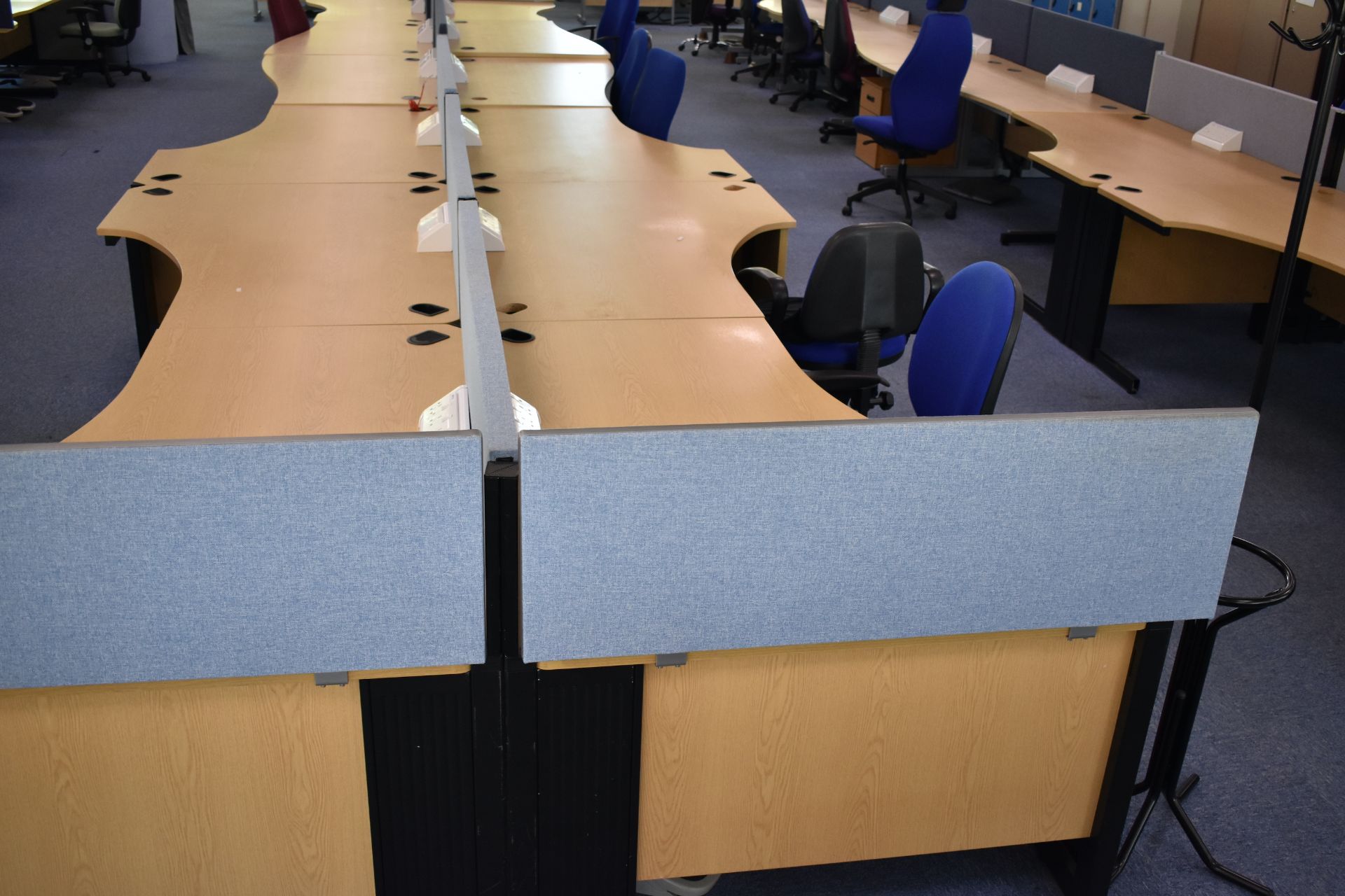 Hard wired corner & wave desks LHs and RHs, desk screen, footrest, task chair, coat stand, pedestal - Image 3 of 18