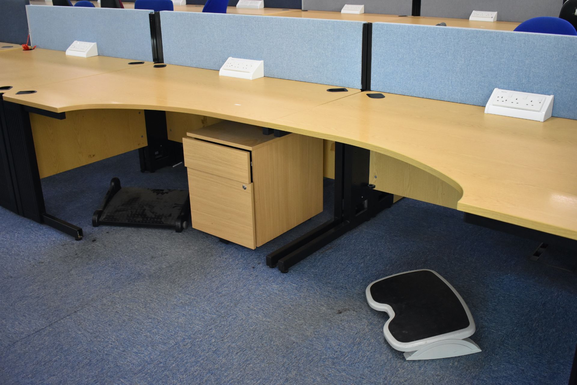 Hard wired corner & wave desks LHs and RHs, desk screen, footrest, task chair, coat stand, pedestal - Image 6 of 18