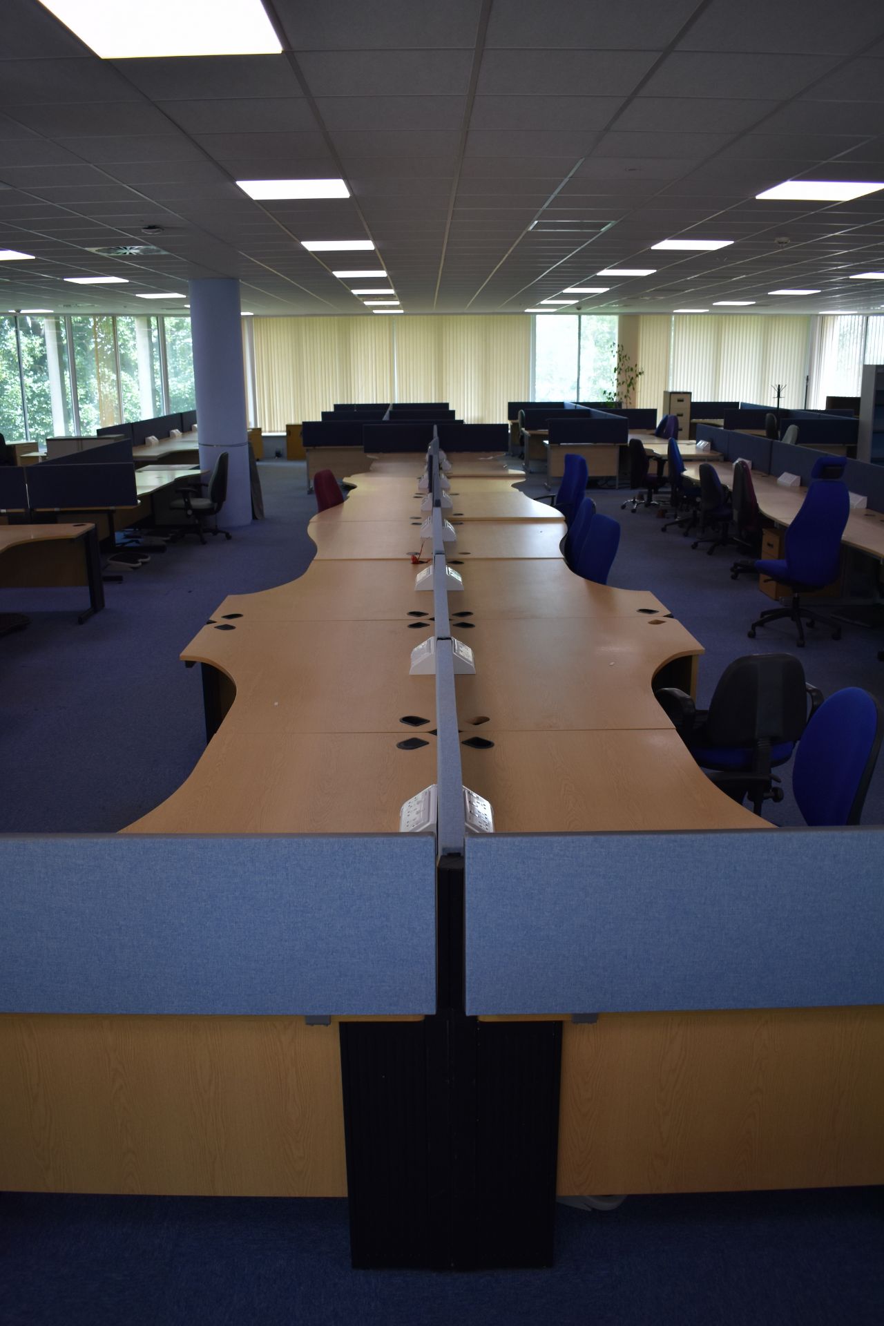 Hard wired corner & wave desks LHs and RHs, desk screen, footrest, task chair, coat stand, pedestal - Image 2 of 18