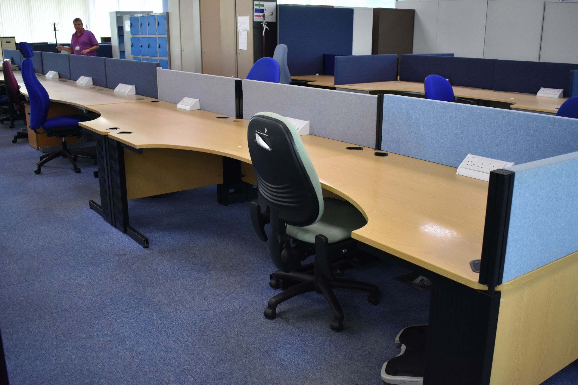 Hard wired corner & wave desks LH & RH, desk screens, footrest, task chair, coat stand, pedestal - Image 4 of 22